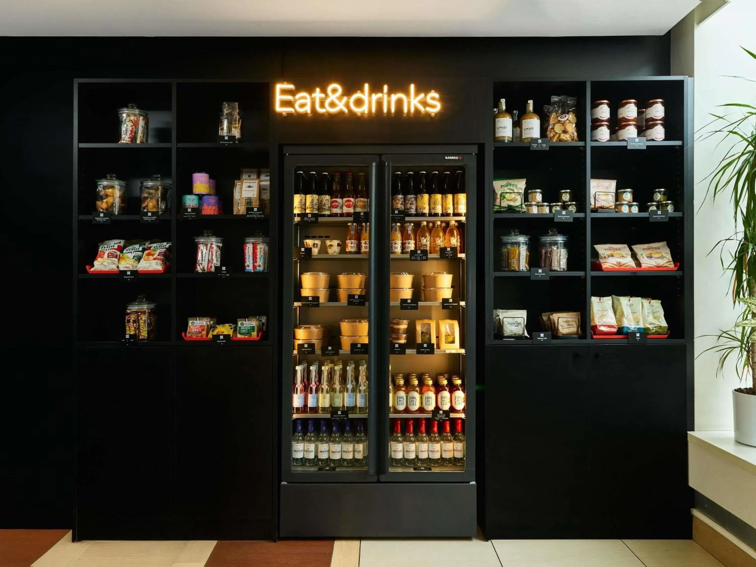 Lounge or bar in ibis Paris la Défense Esplanade Lounge or bar in ibis Paris la Défense Esplanade