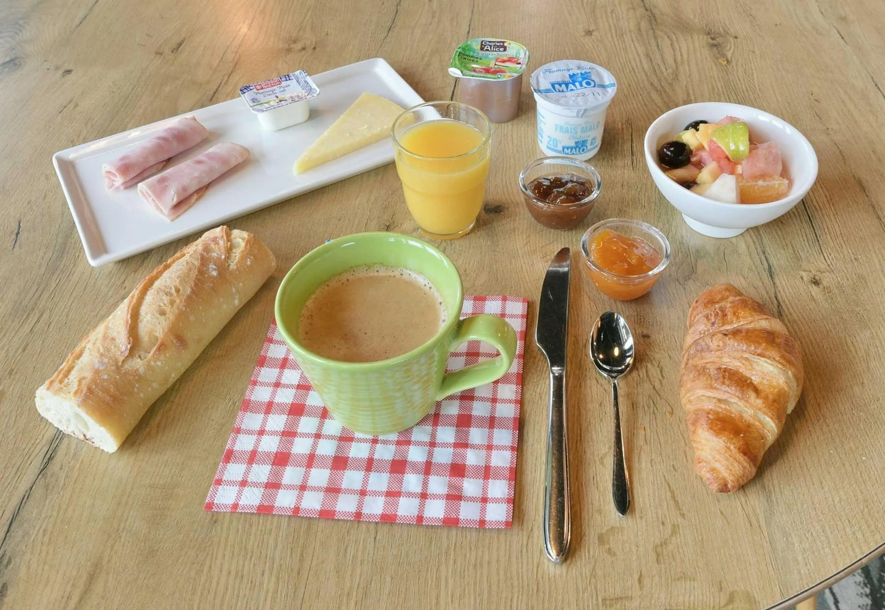 Breakfast in B&B HOTEL Le Mans Centre Cathédrale