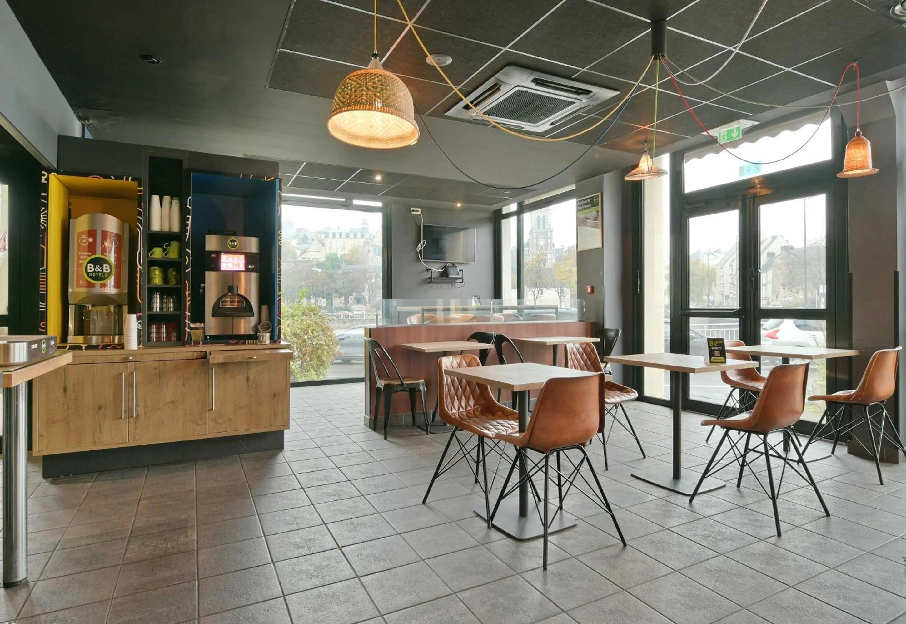 Restaurant/places to eat in B&B HOTEL Le Mans Centre Cathédrale