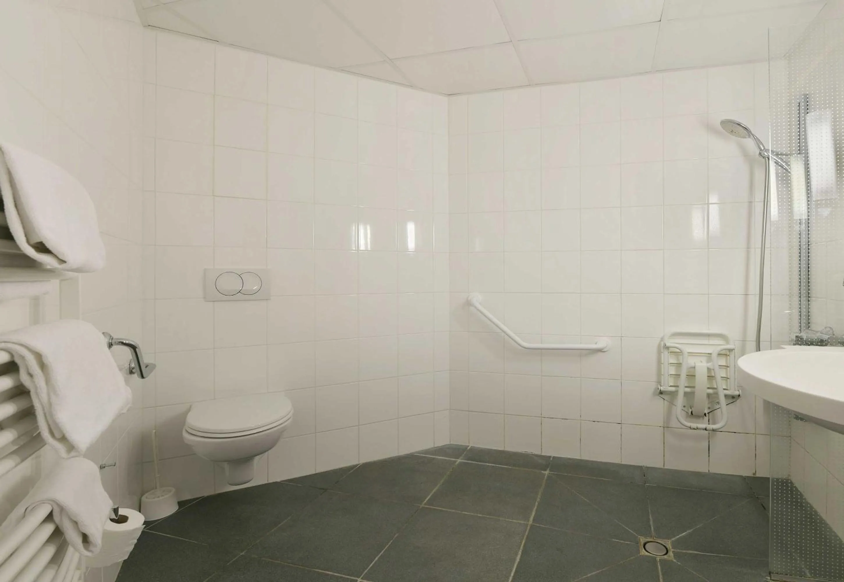 Bathroom in B&B HOTEL Le Mans Centre Cathédrale