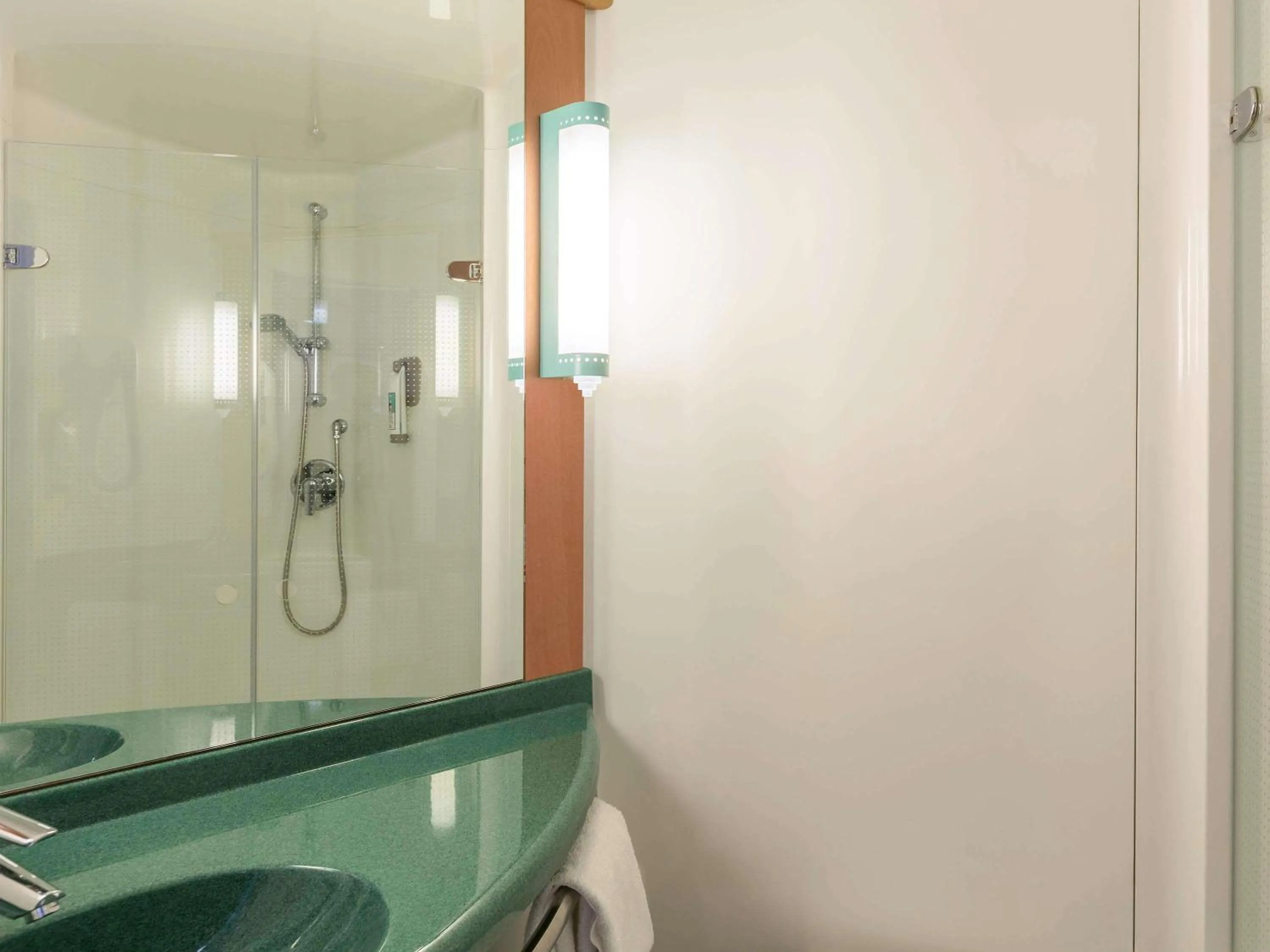 Bedroom in ibis Besançon Centre la City