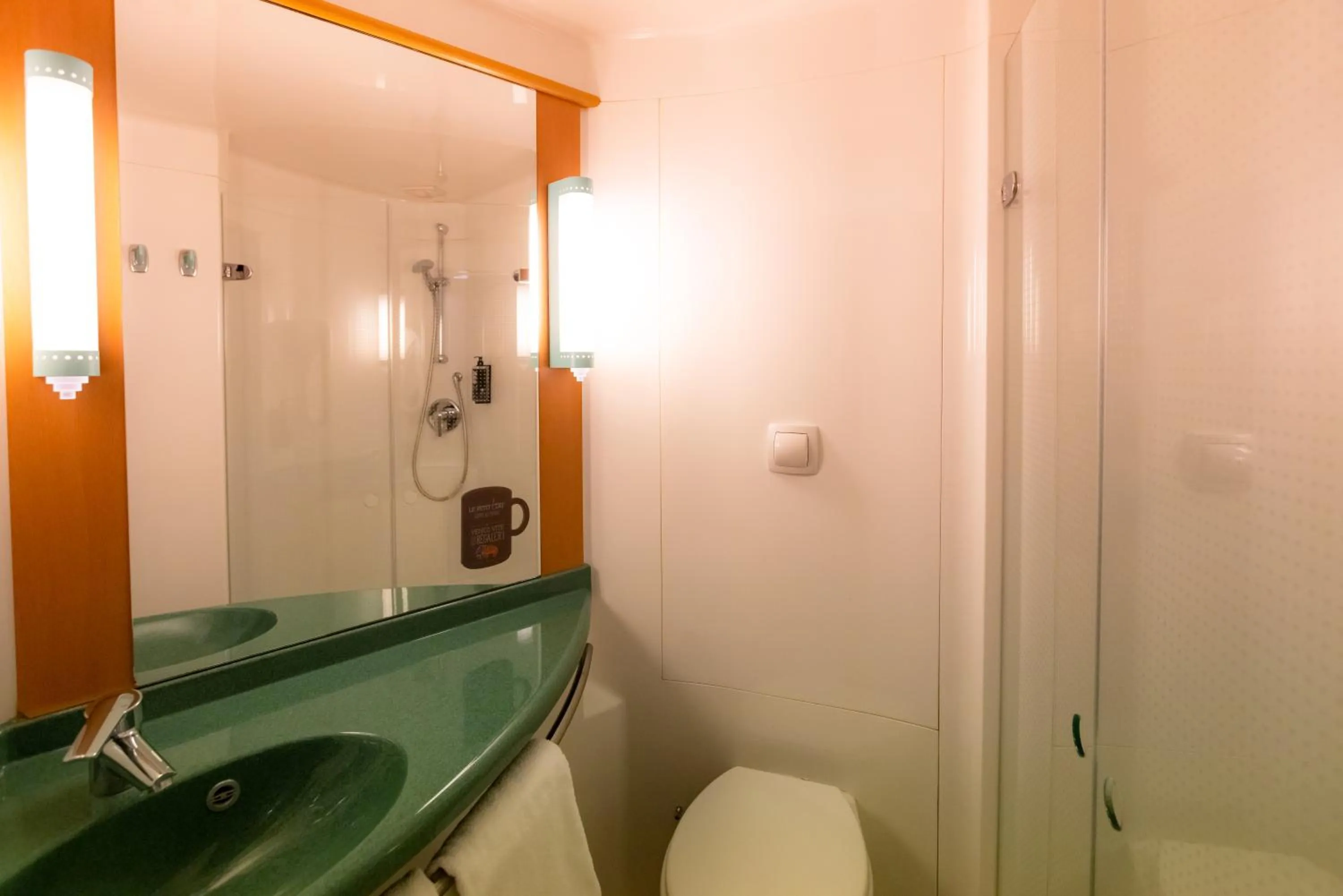 Toilet in ibis Besançon Centre la City