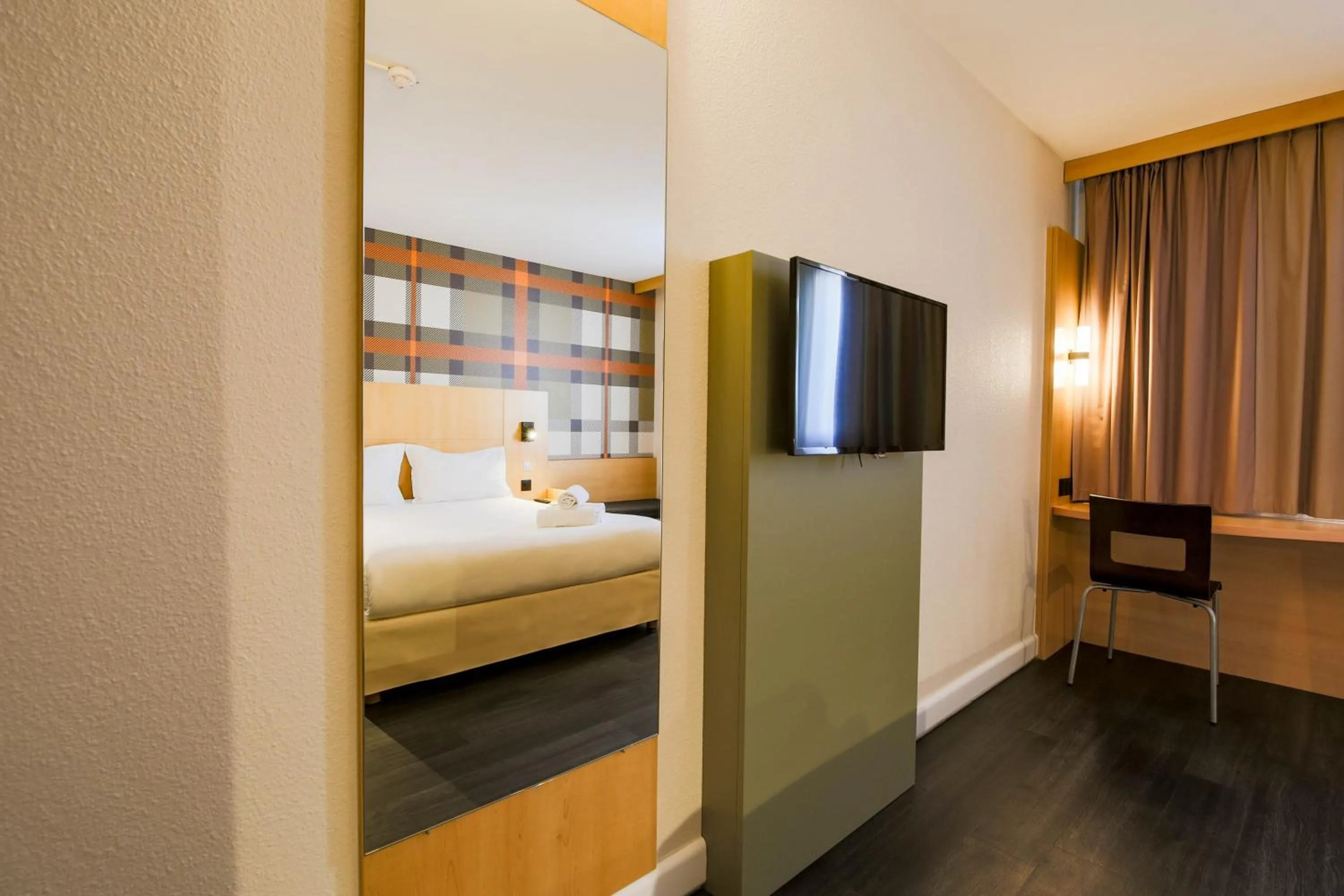 Bedroom, Bed in easyHotel Nice Old Town