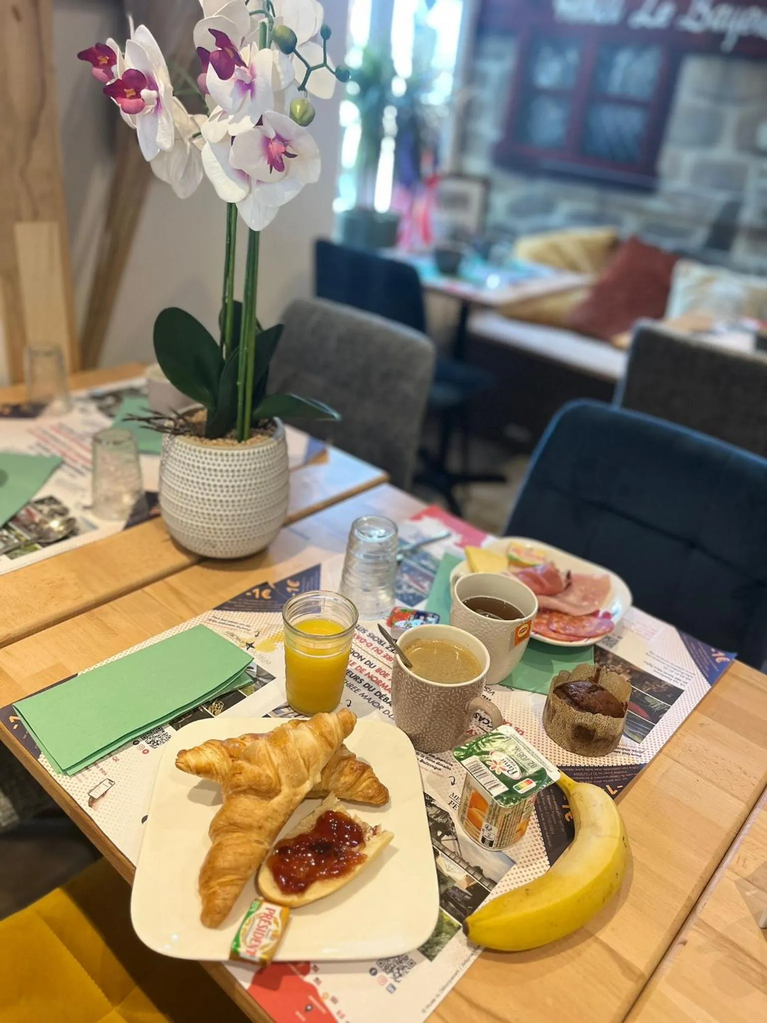 Breakfast in Hôtel Le Bayeux