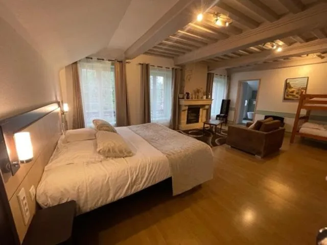 Photo of the whole room, Bed in Hôtel Le Bayeux