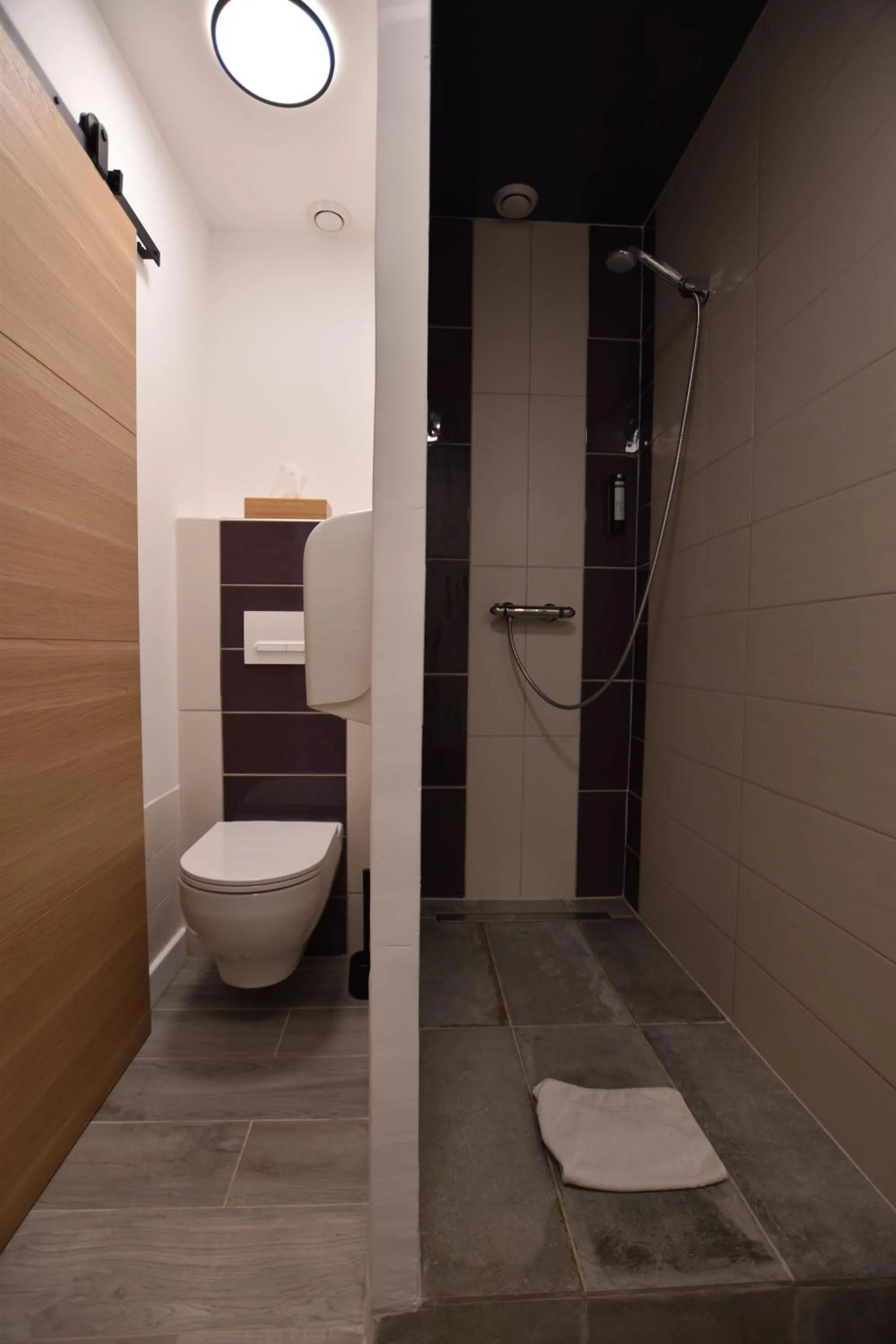 Shower in Hôtel Le Bayeux