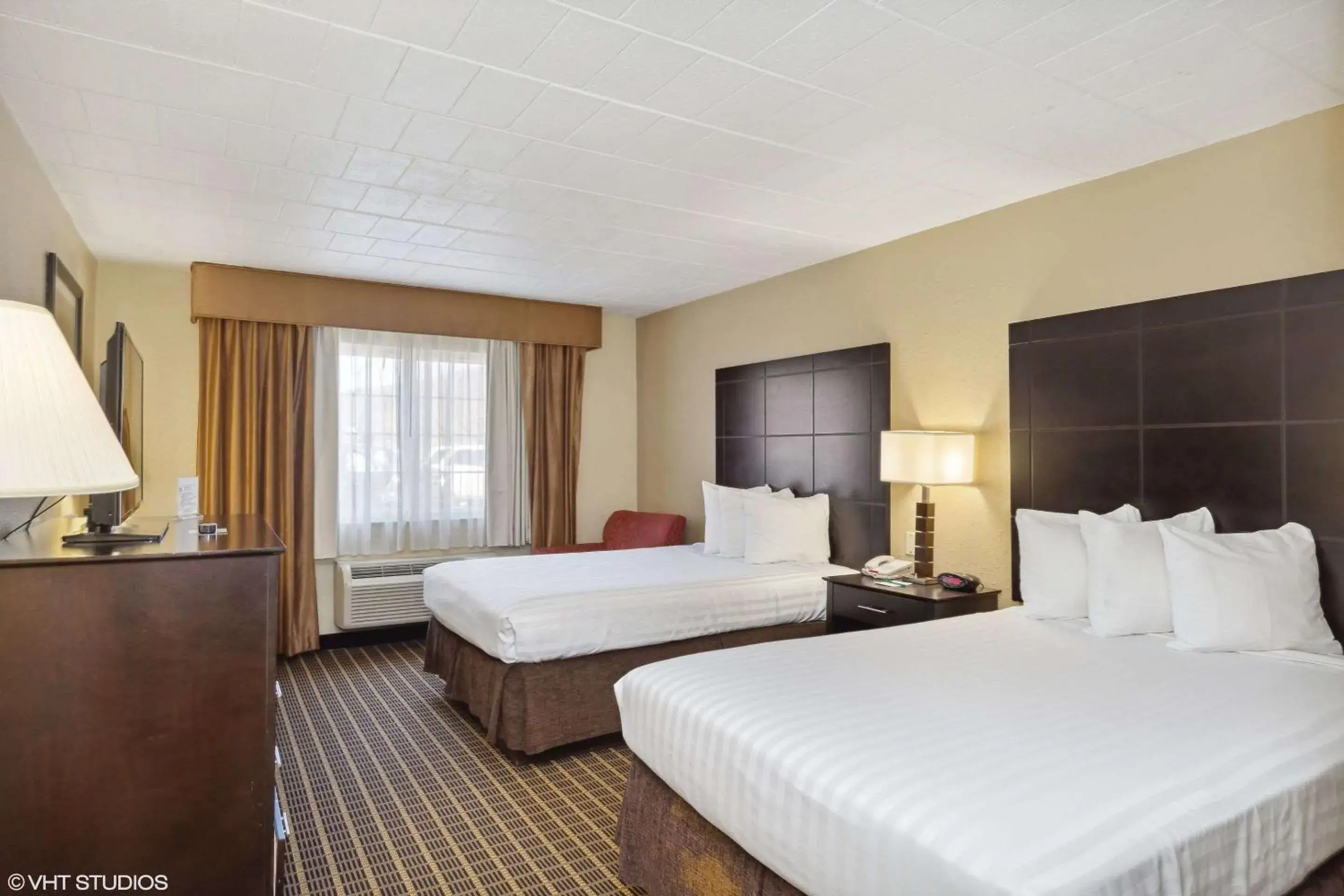 Bedroom, Bed in Quality Inn & Suites Morgantown - University Area Bedroom, Bed in Quality Inn & Suites Morgantown - University Area