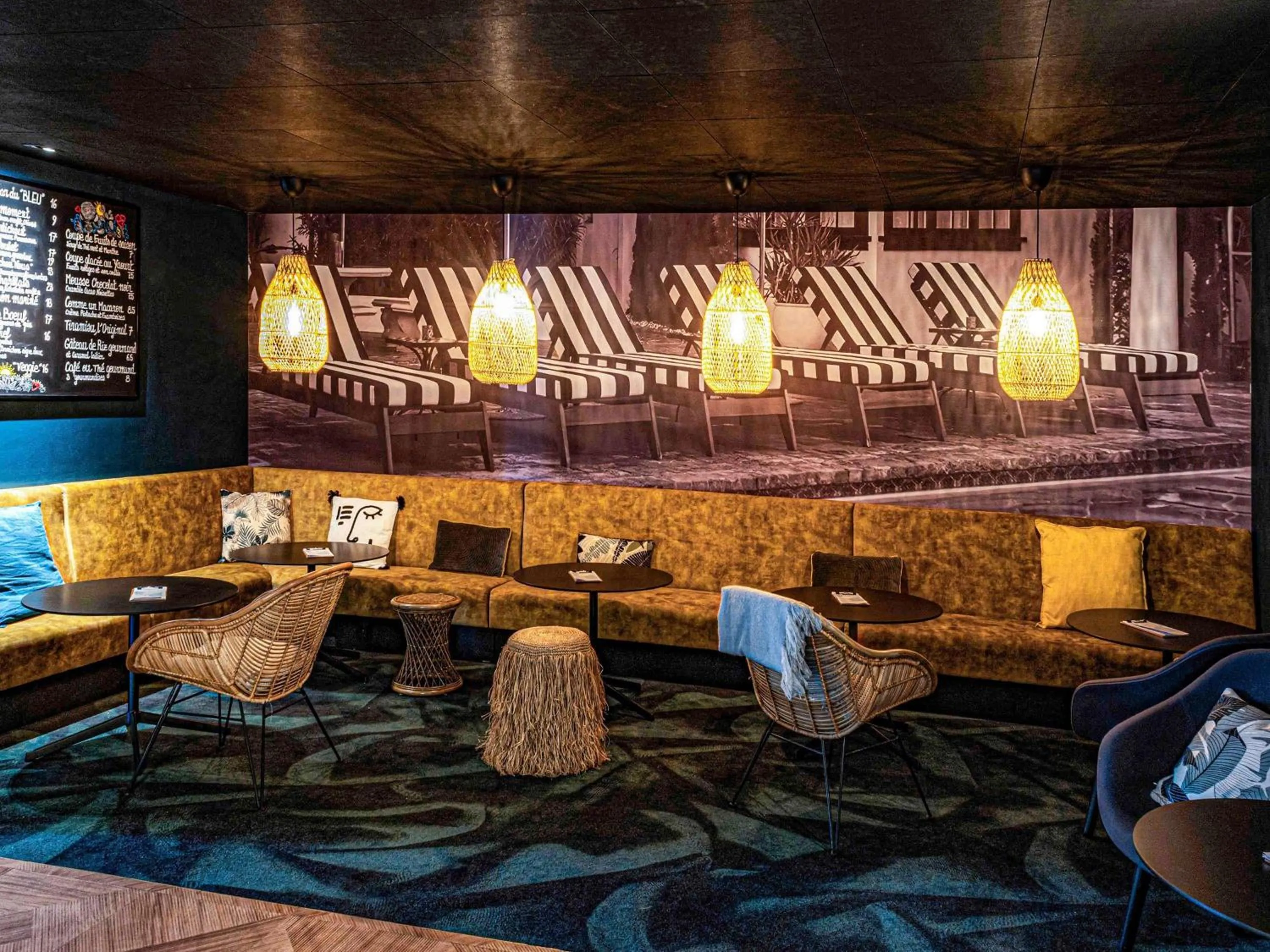 Lounge or bar in Novotel Lens Noyelles