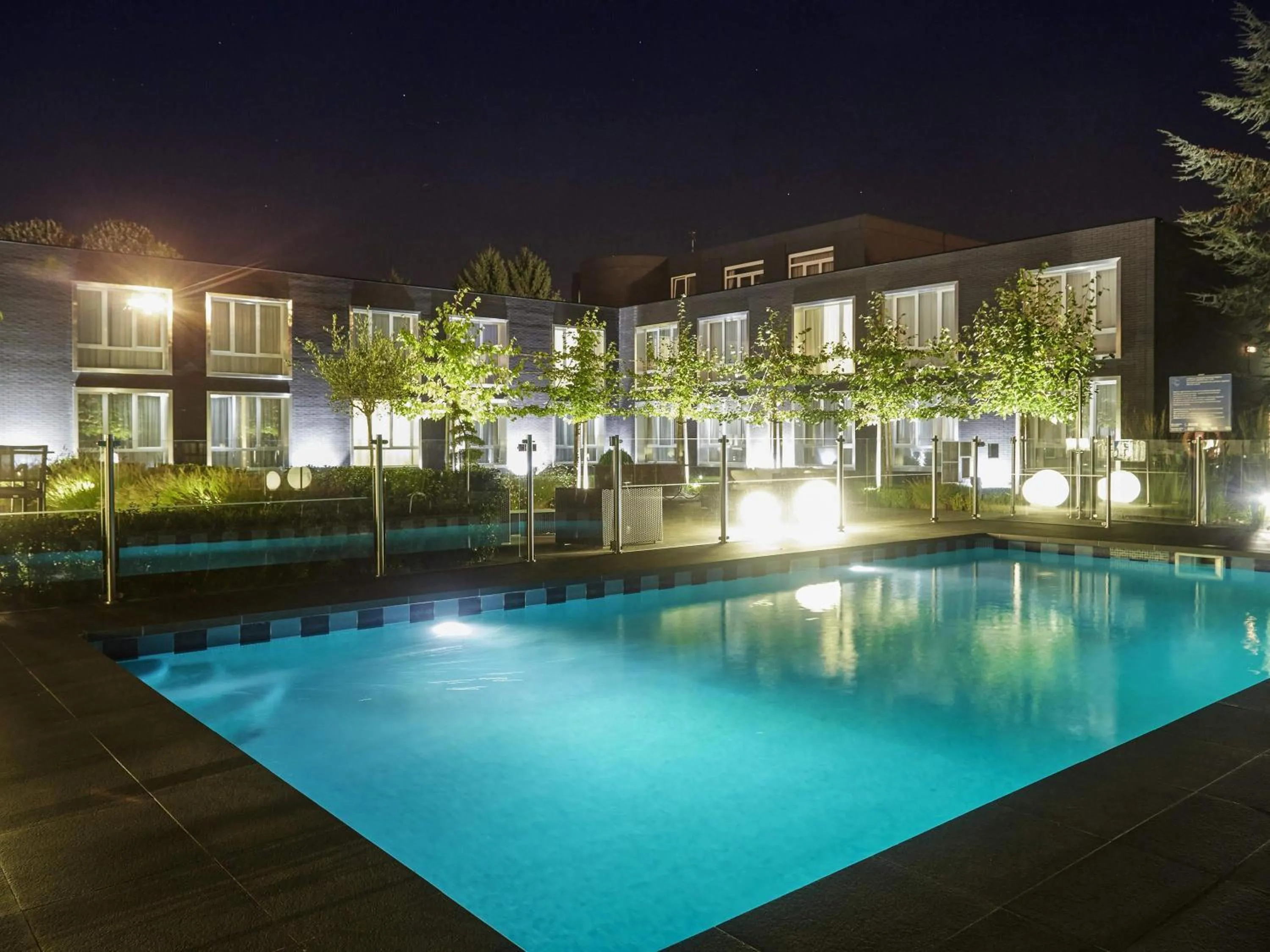 Pool view in Novotel Lens Noyelles