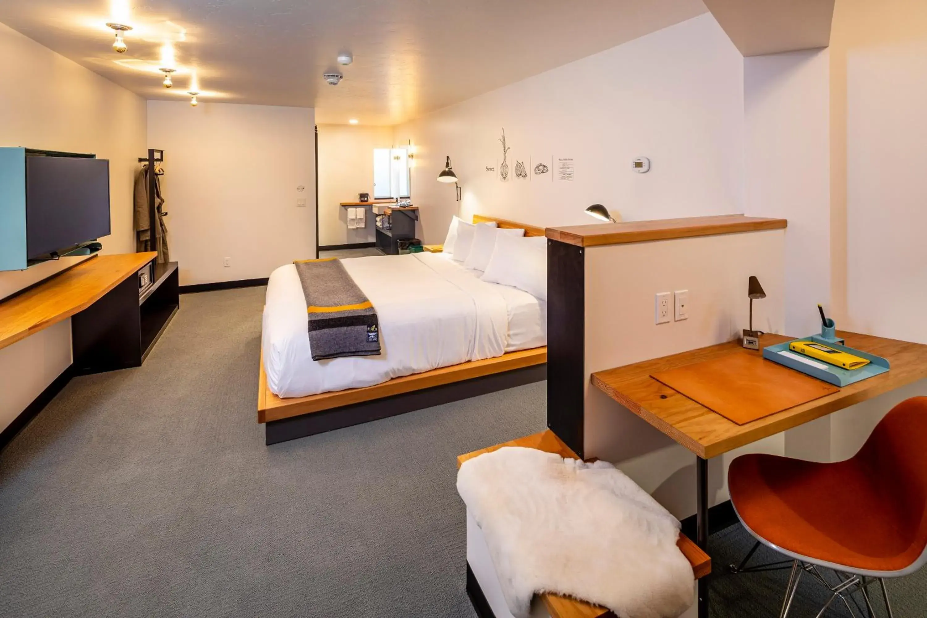 Photo of the whole room, Bed in The FINCH Photo of the whole room, Bed in The FINCH