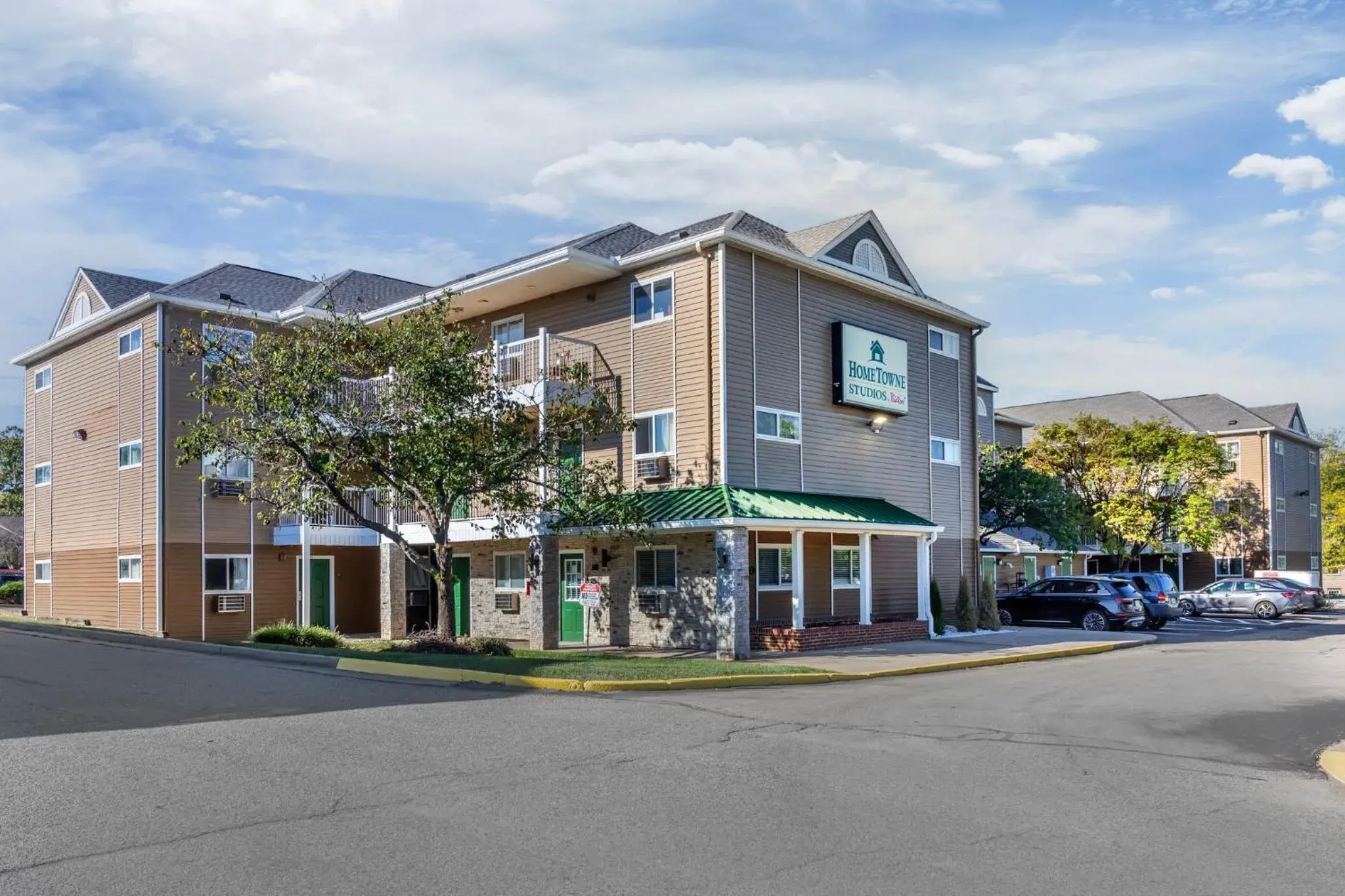 Property building in HomeTowne Studios by Red Roof Louisville Property building in HomeTowne Studios by Red Roof Louisville