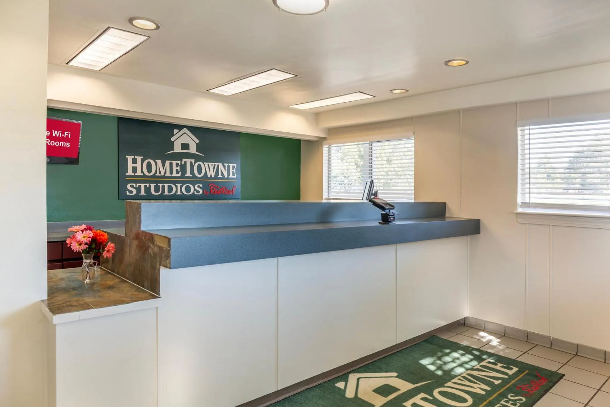 Lobby or reception in HomeTowne Studios by Red Roof Louisville