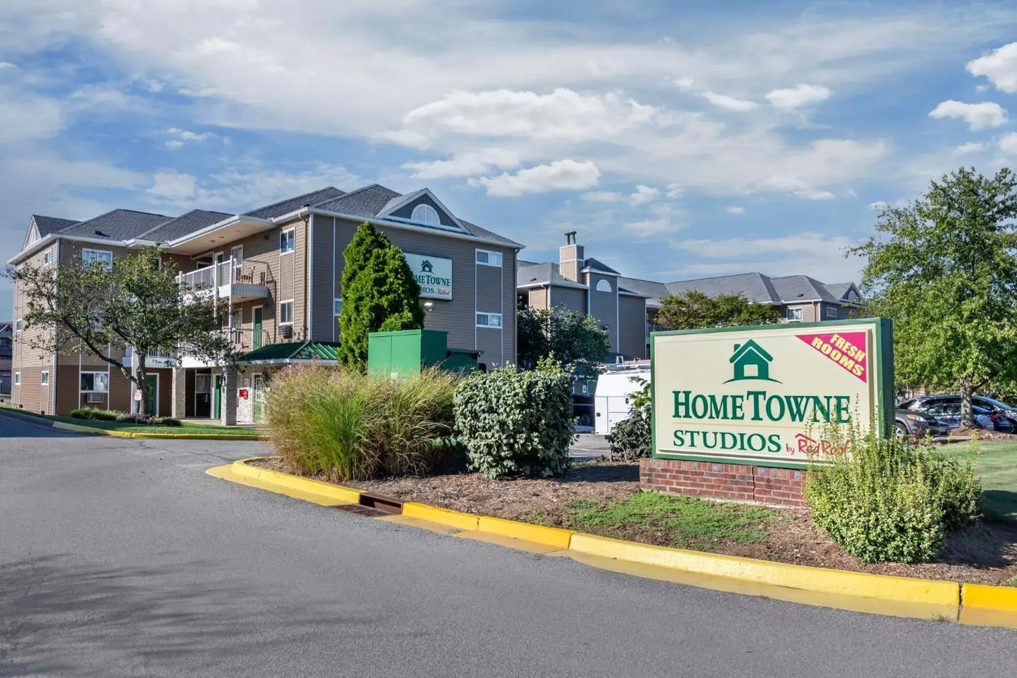 Property building in HomeTowne Studios by Red Roof Louisville Property building in HomeTowne Studios by Red Roof Louisville