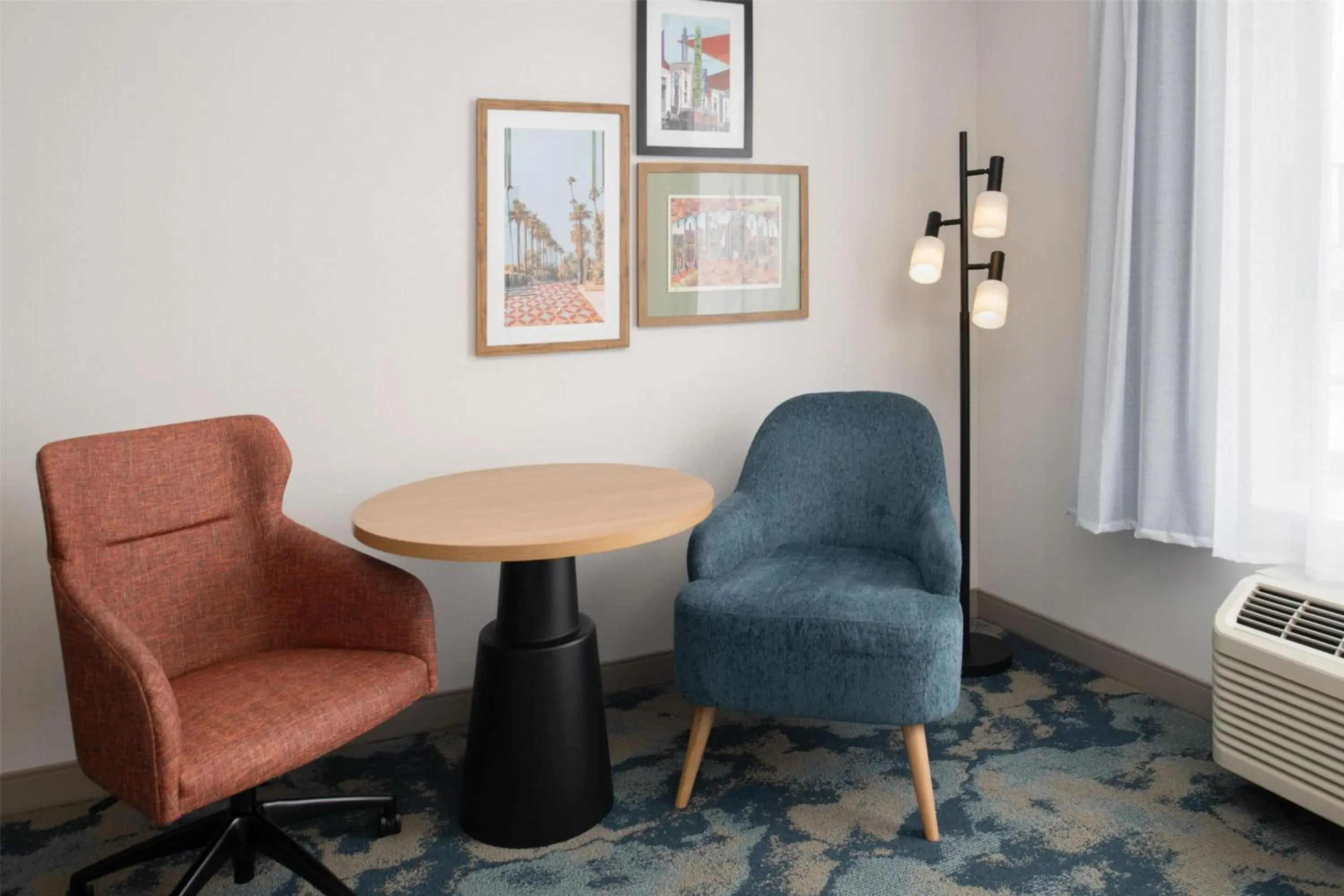 Seating area in Hampton Inn by Hilton North Hollywood Seating area in Hampton Inn by Hilton North Hollywood