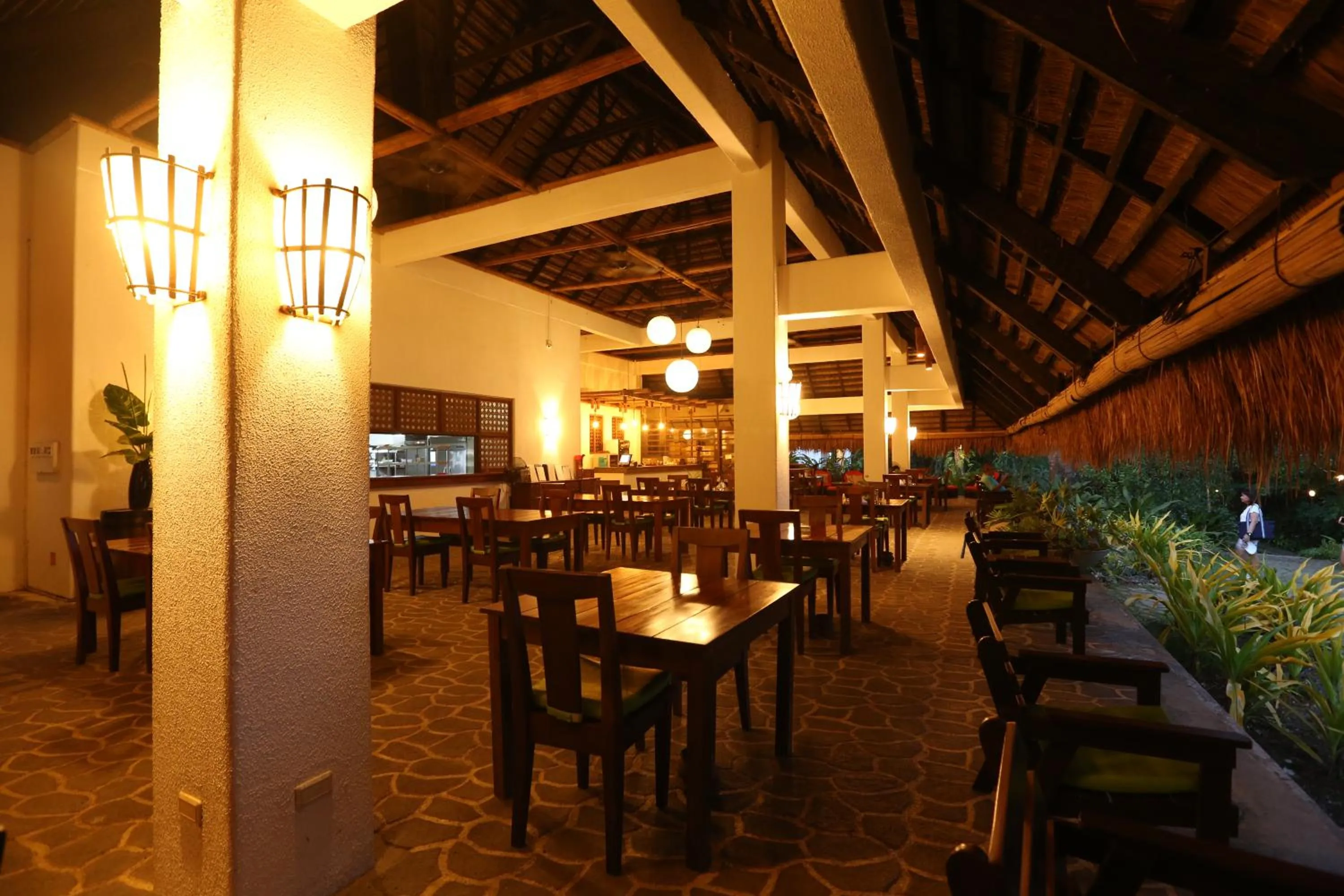 Restaurant/places to eat in Amun Ini Beach Resort & Spa