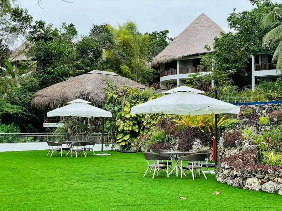 Garden in Amun Ini Beach Resort & Spa