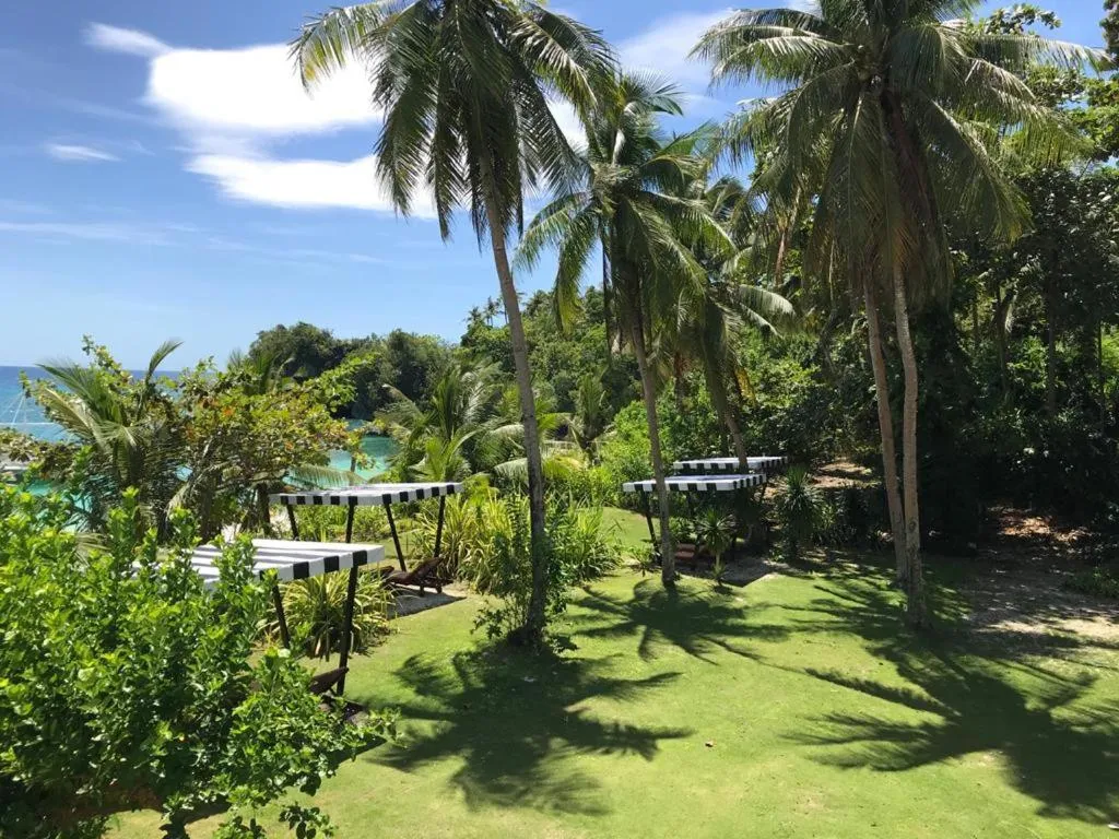 Garden in Amun Ini Beach Resort & Spa