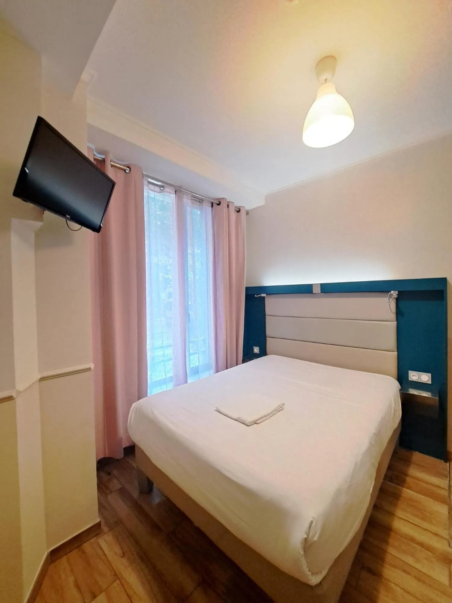 Bed in District Republique