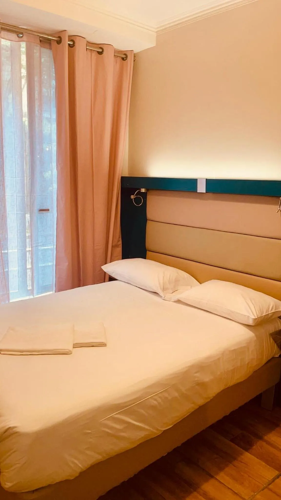 Bedroom, Bed in District Republique