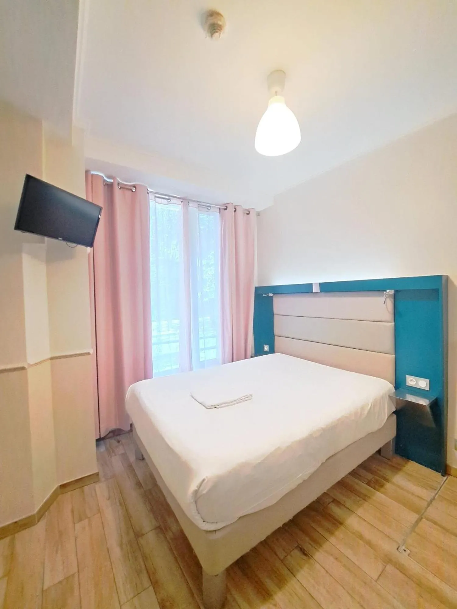 Bed in District Republique