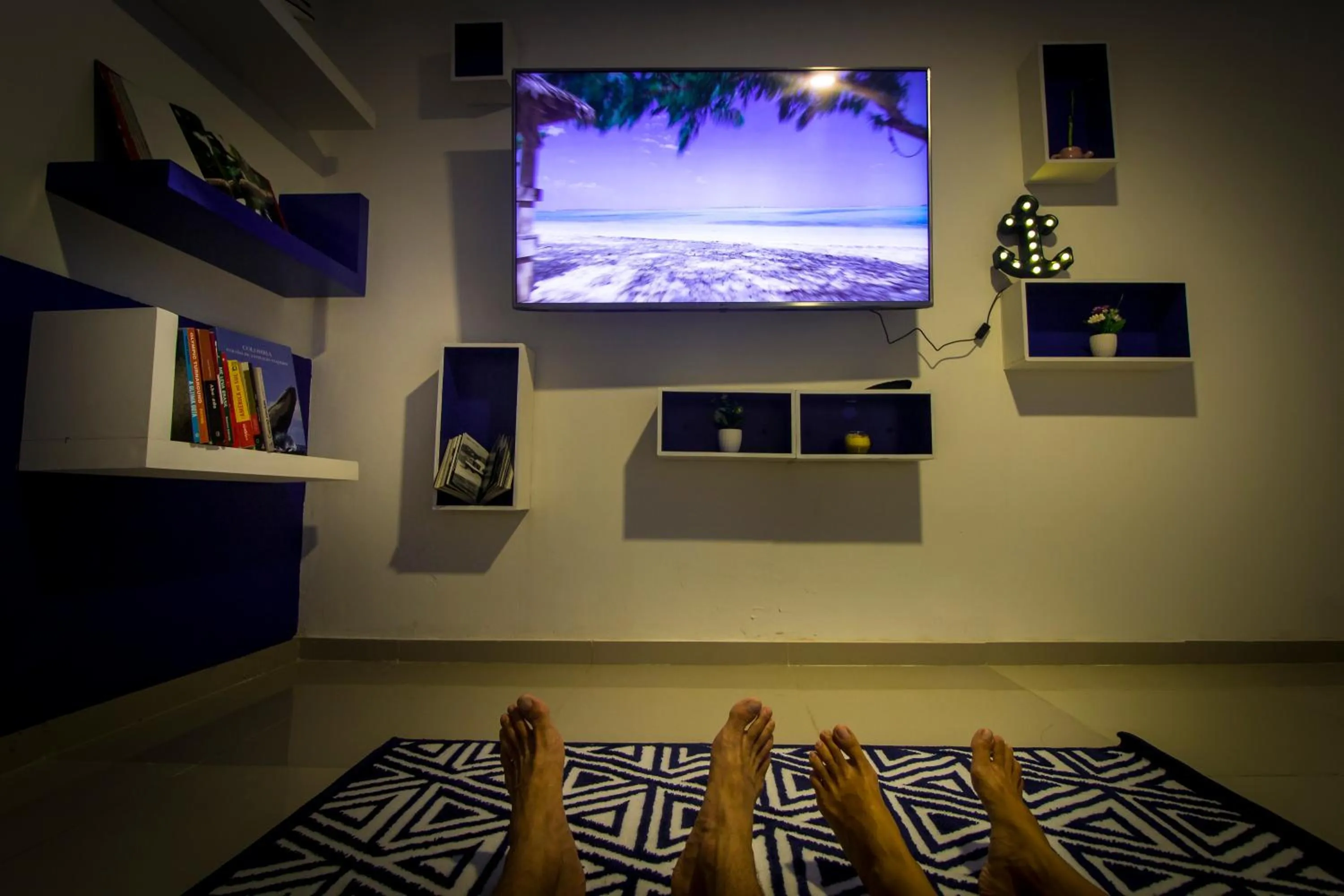 Communal lounge/ TV room in Casa del Puerto Hostel & Suites