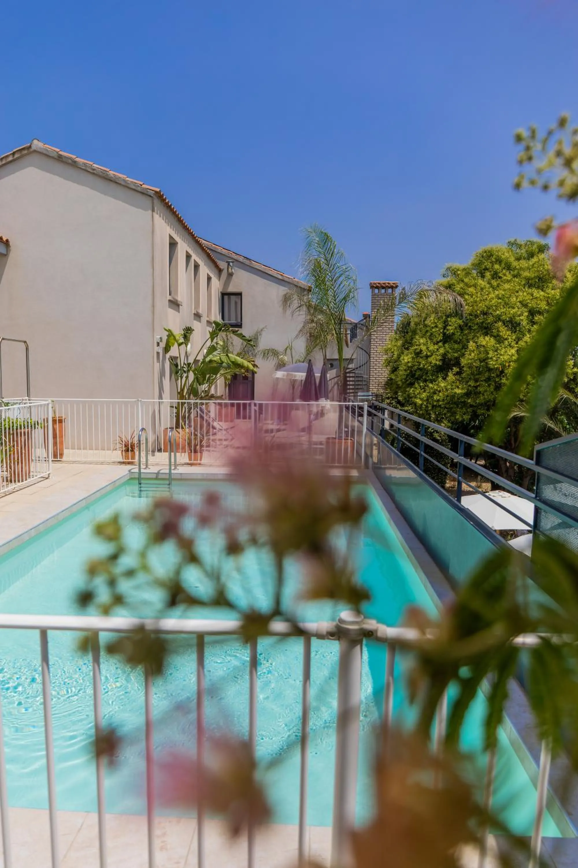 Swimming pool in Hôtel les jardins du canal - piscine chauffée - solaire eco responsable - parking - garage - bornes électriques - accueil vélos - kids friendly