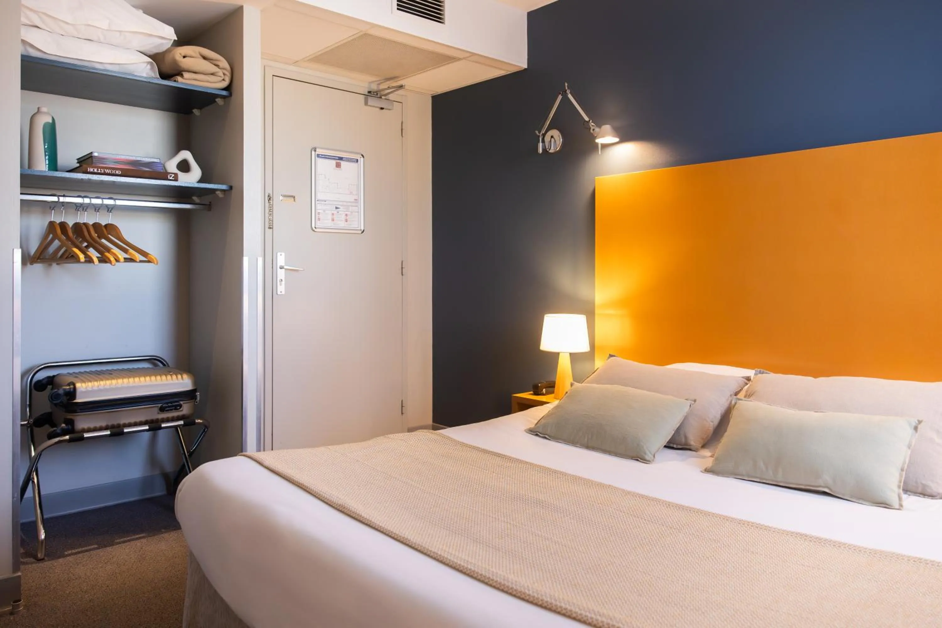 Bed in Hôtel les jardins du canal - solaire eco reponsable - piscine - parking - garage - bornes électriques - accueil vélos - kids friendly