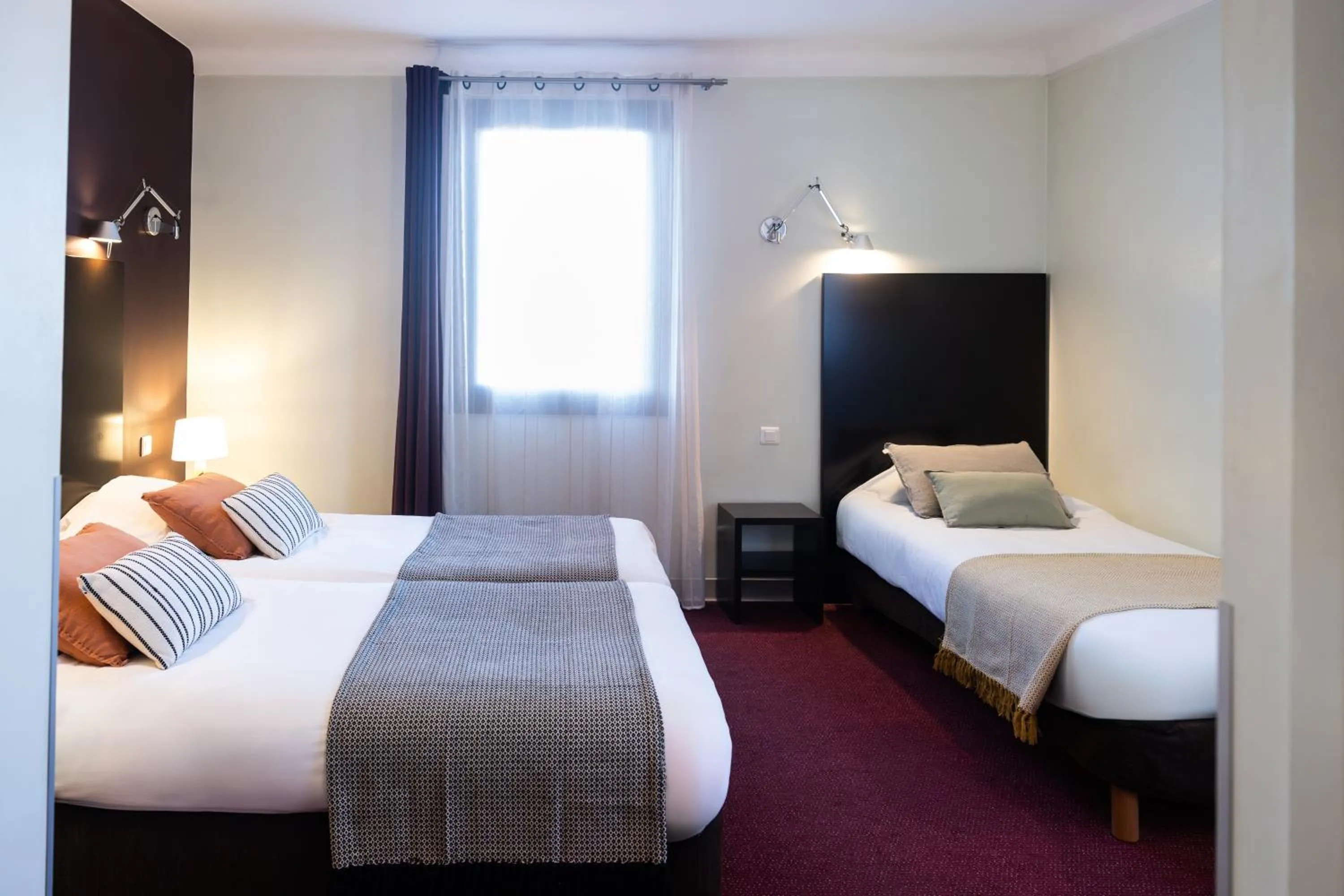 Photo of the whole room, Bed in Hôtel les jardins du canal - solaire eco reponsable - piscine - parking - garage - bornes électriques - accueil vélos - kids friendly