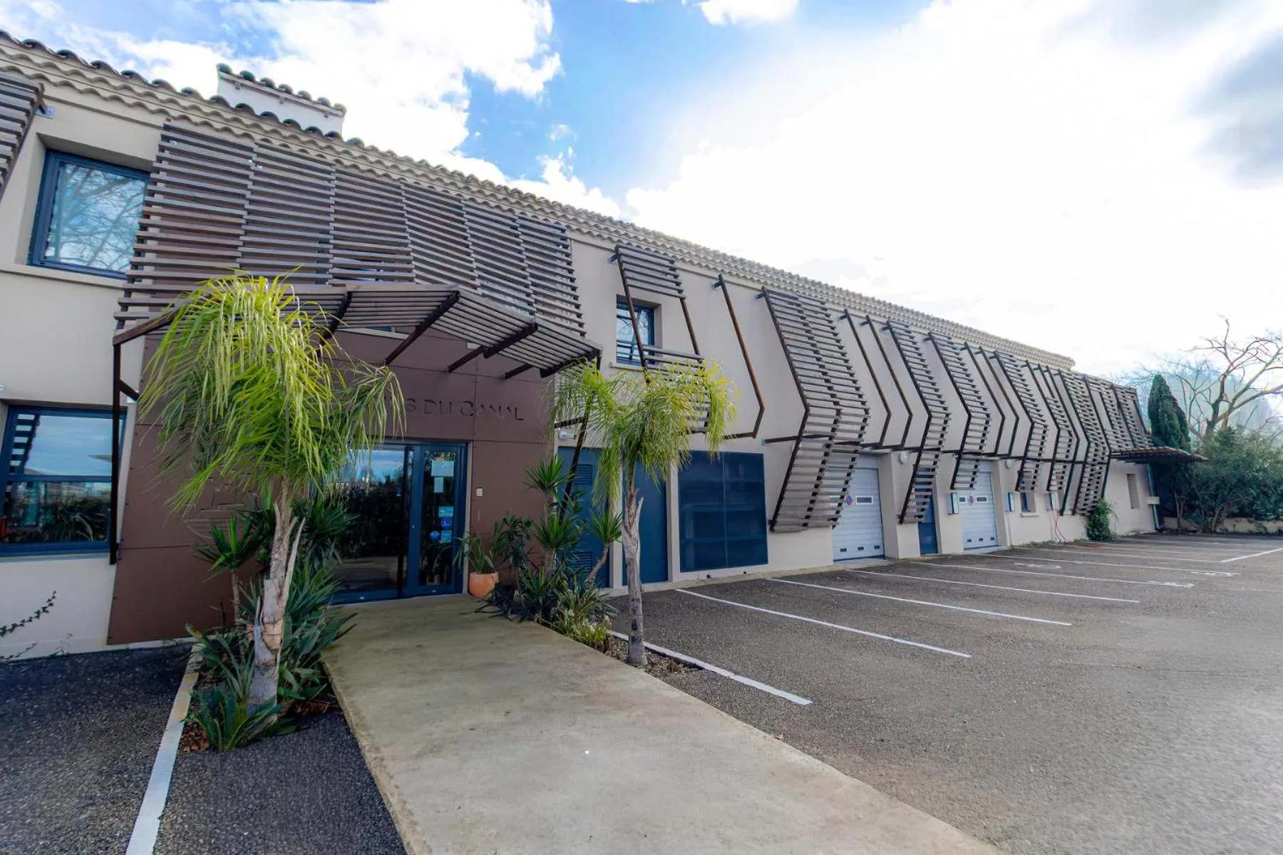 Property building in Hôtel les jardins du canal - piscine chauffée - solaire eco responsable - parking - garage - bornes électriques - accueil vélos - kids friendly