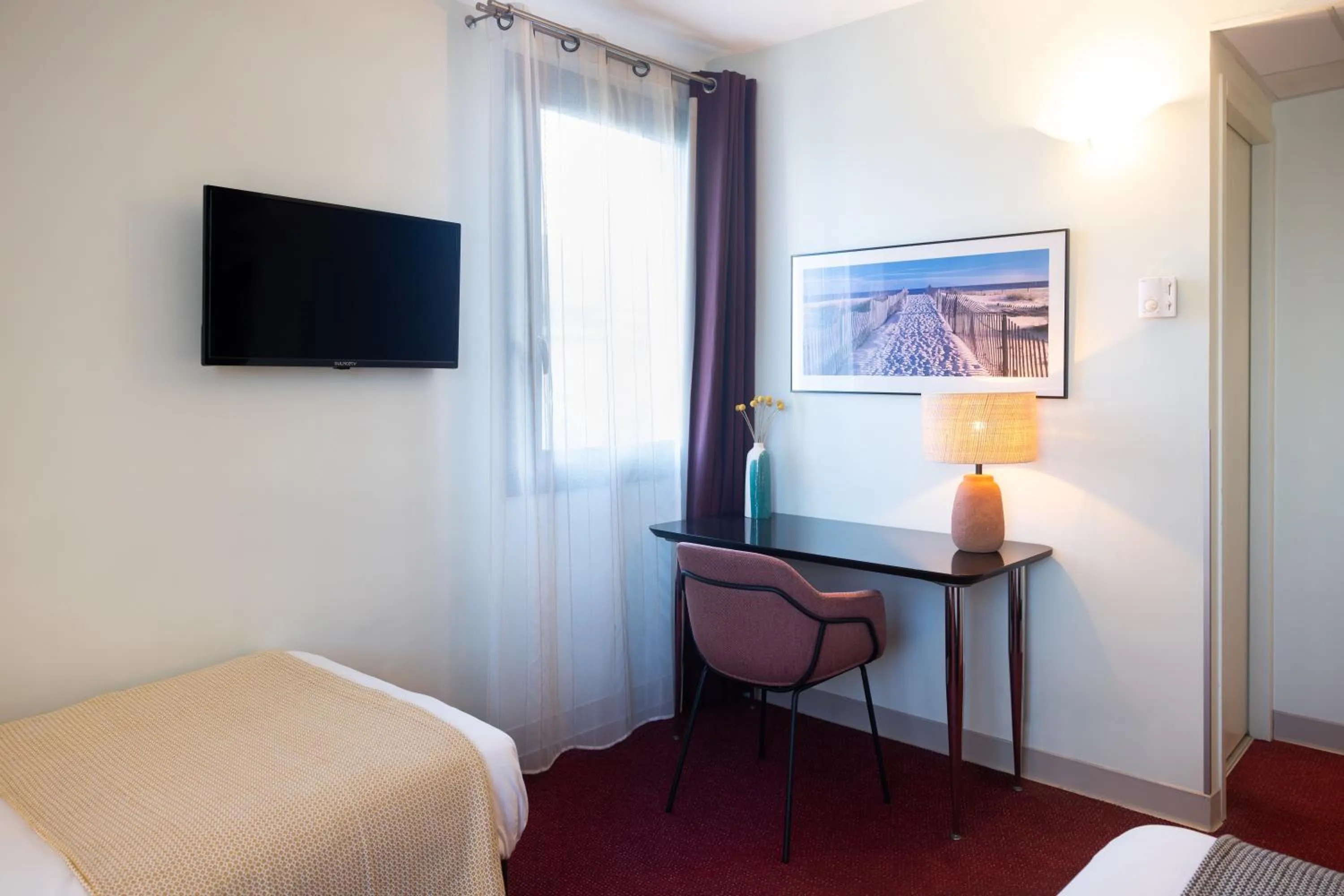 Photo of the whole room, Bed in Hôtel les jardins du canal - solaire eco reponsable - piscine - parking - garage - bornes électriques - accueil vélos - kids friendly