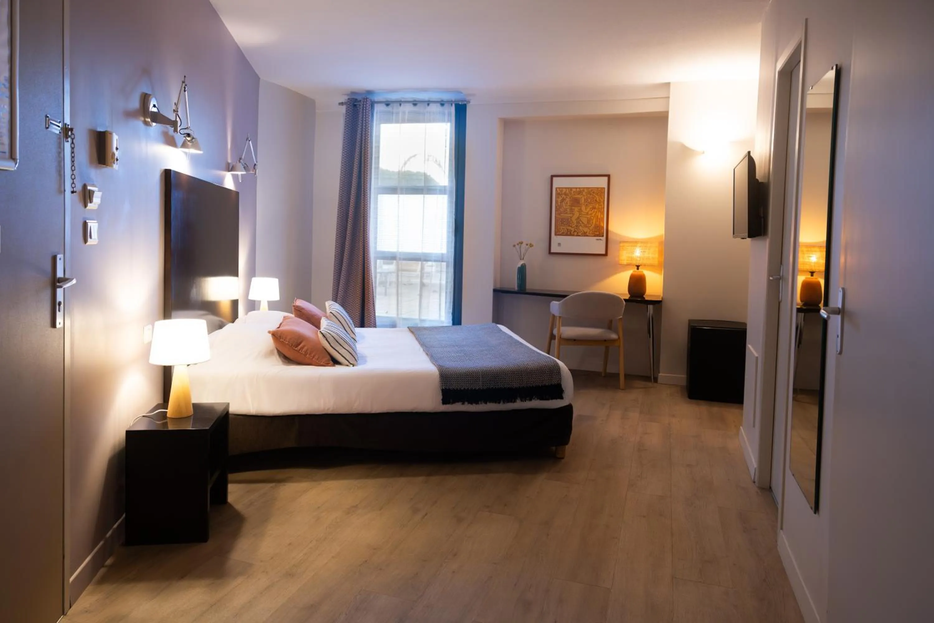 Bed in Hôtel les jardins du canal - solaire eco reponsable - piscine - parking - garage - bornes électriques - accueil vélos - kids friendly