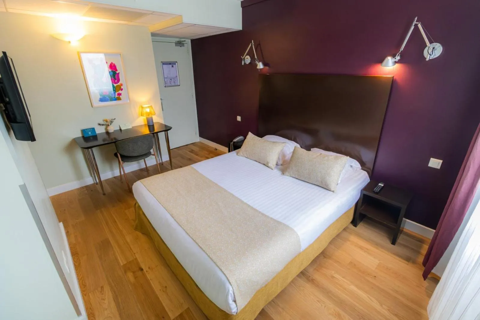 Bedroom, Bed in Hôtel les jardins du canal - piscine chauffée - solaire eco responsable - parking - garage - bornes électriques - accueil vélos - kids friendly