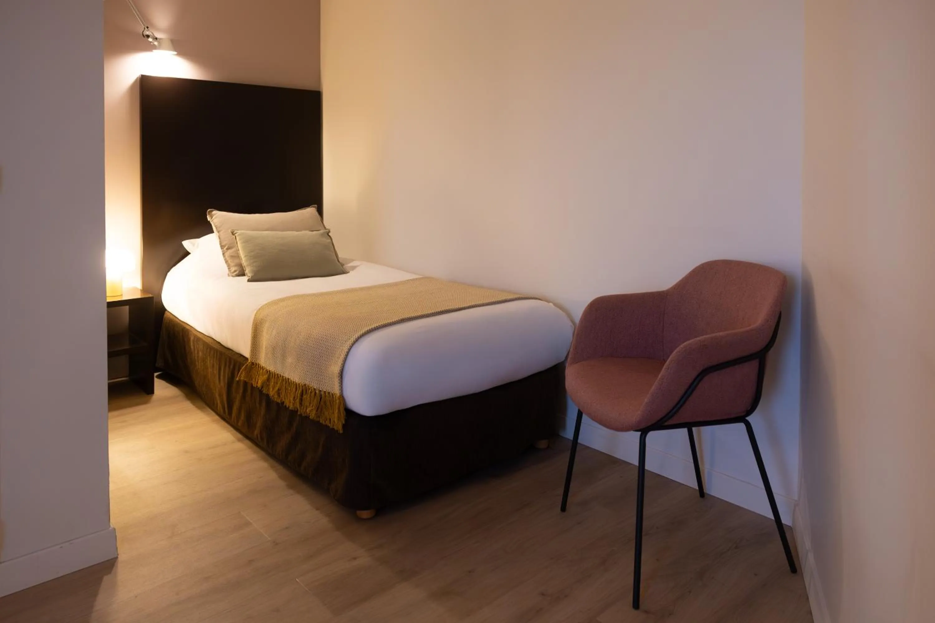 Bed in Hôtel les jardins du canal - solaire eco reponsable - piscine - parking - garage - bornes électriques - accueil vélos - kids friendly