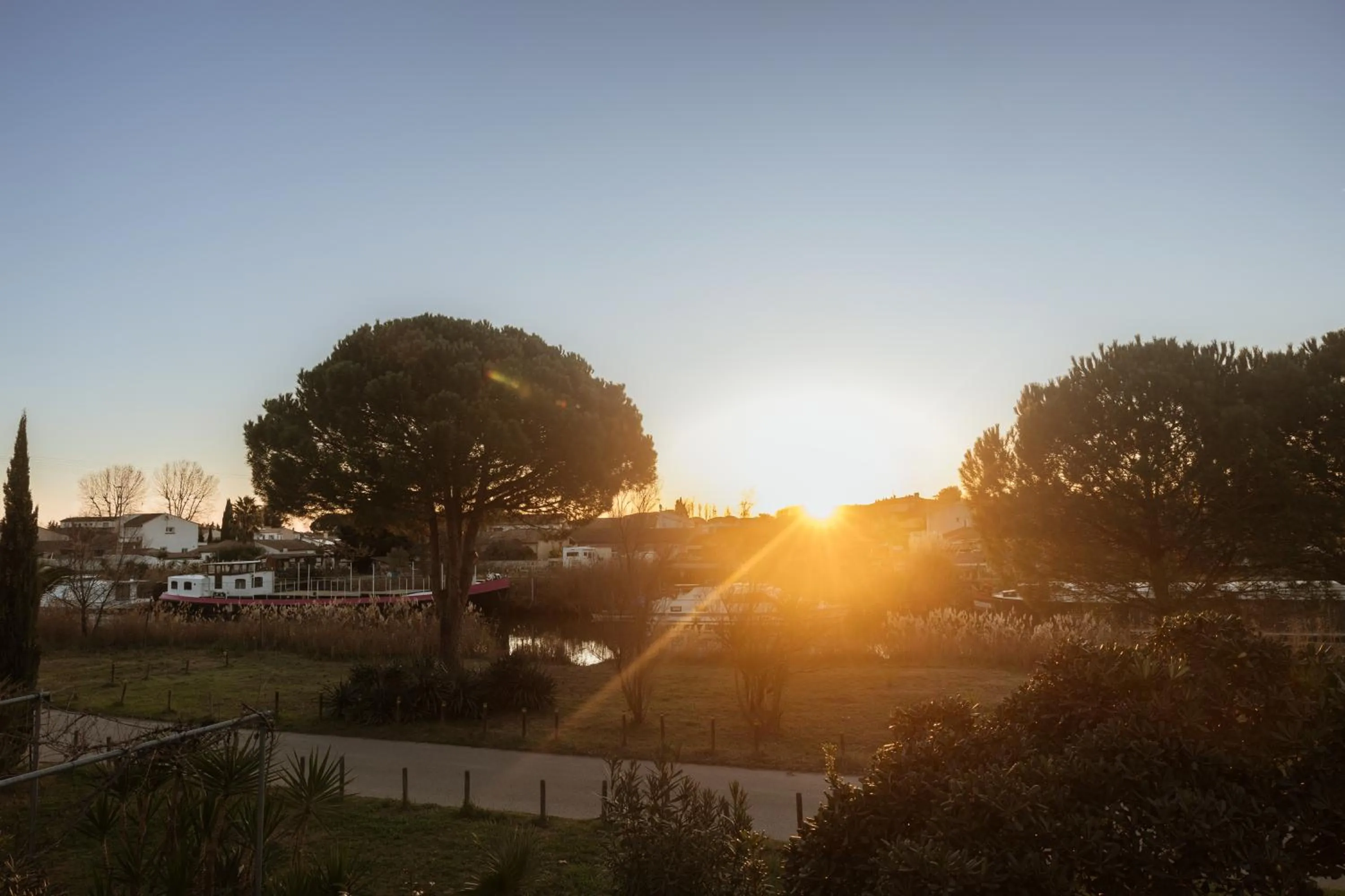 Garden view in Hôtel les jardins du canal - solaire eco reponsable - piscine - parking - garage - bornes électriques - accueil vélos - kids friendly
