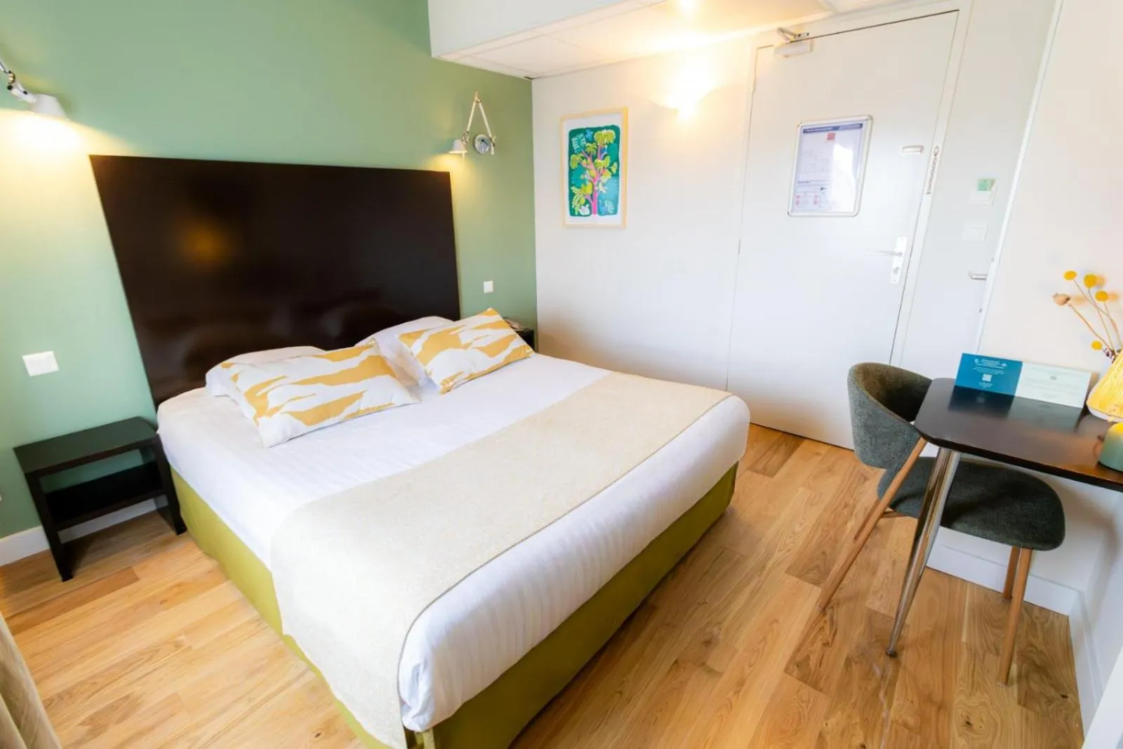 Photo of the whole room, Bed in Hôtel les jardins du canal - piscine chauffée - solaire eco responsable - parking - garage - bornes électriques - accueil vélos - kids friendly