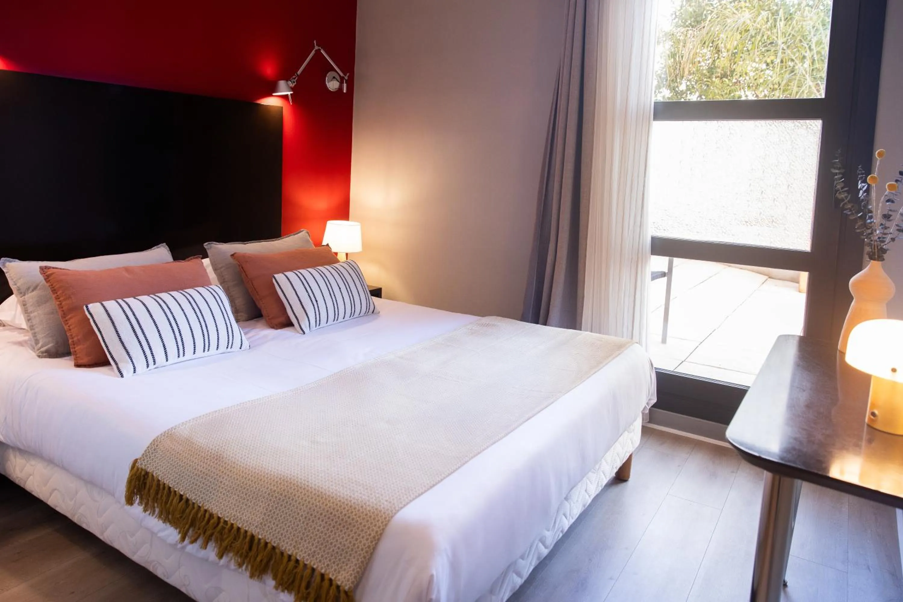 Photo of the whole room, Bed in Hôtel les jardins du canal - solaire eco reponsable - piscine - parking - garage - bornes électriques - accueil vélos - kids friendly