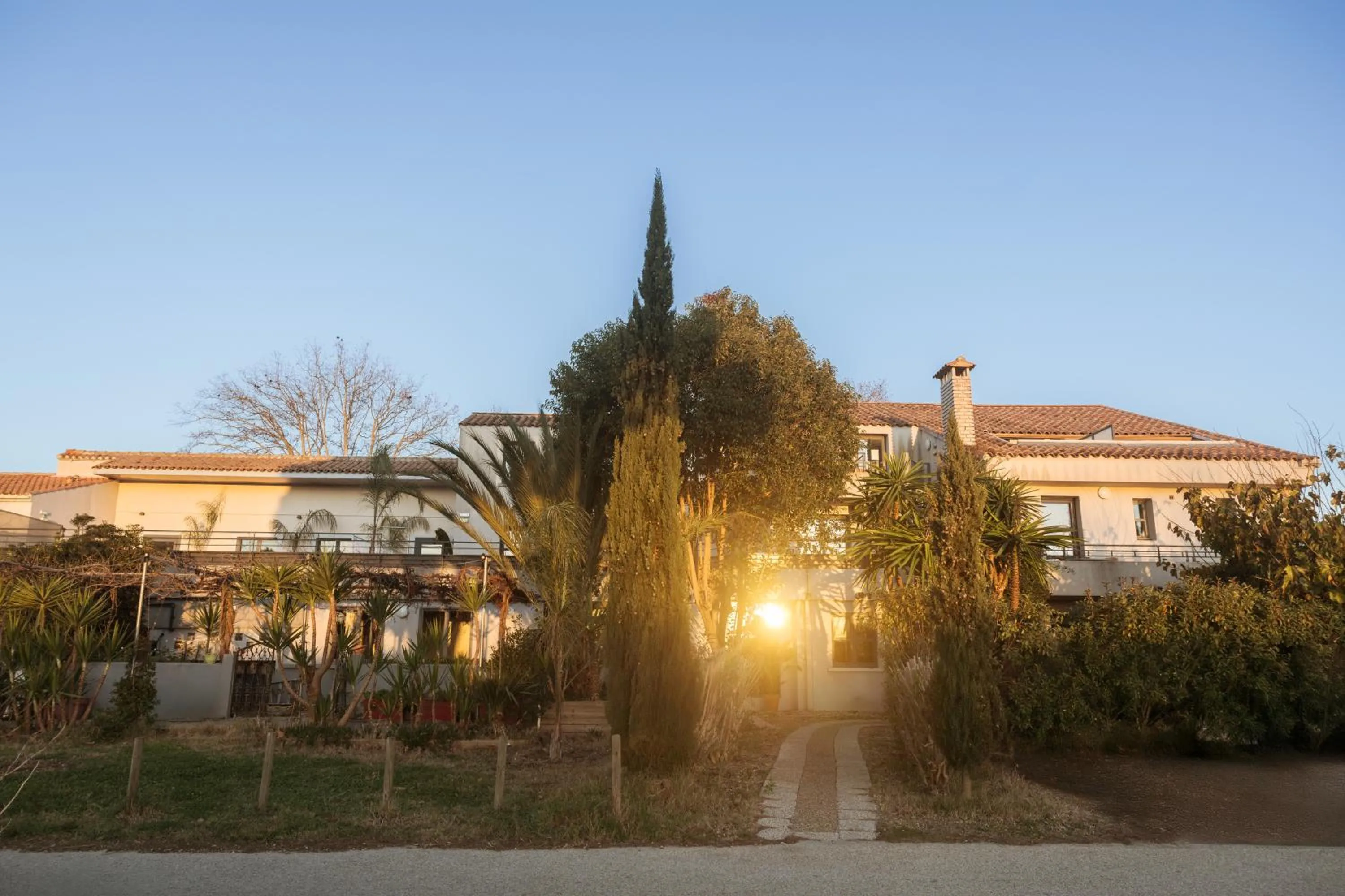 Property building in Hôtel les jardins du canal - solaire eco reponsable - piscine - parking - garage - bornes électriques - accueil vélos - kids friendly