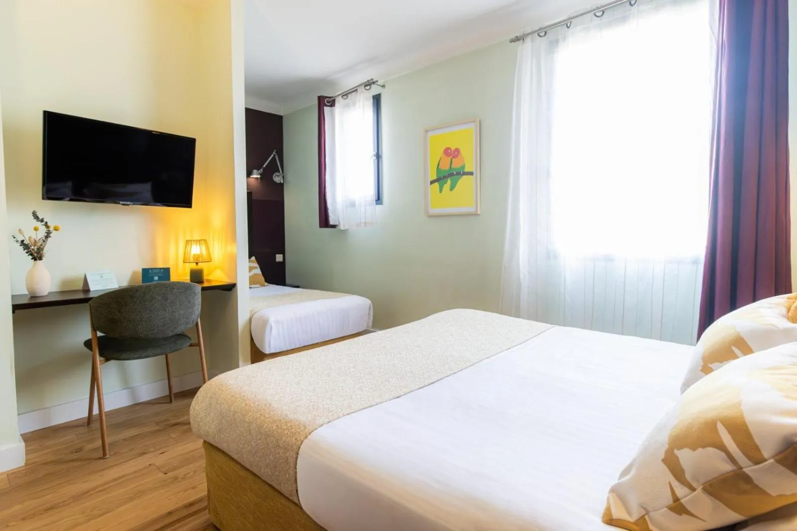 Photo of the whole room, Bed in Hôtel les jardins du canal - piscine chauffée - solaire eco responsable - parking - garage - bornes électriques - accueil vélos - kids friendly