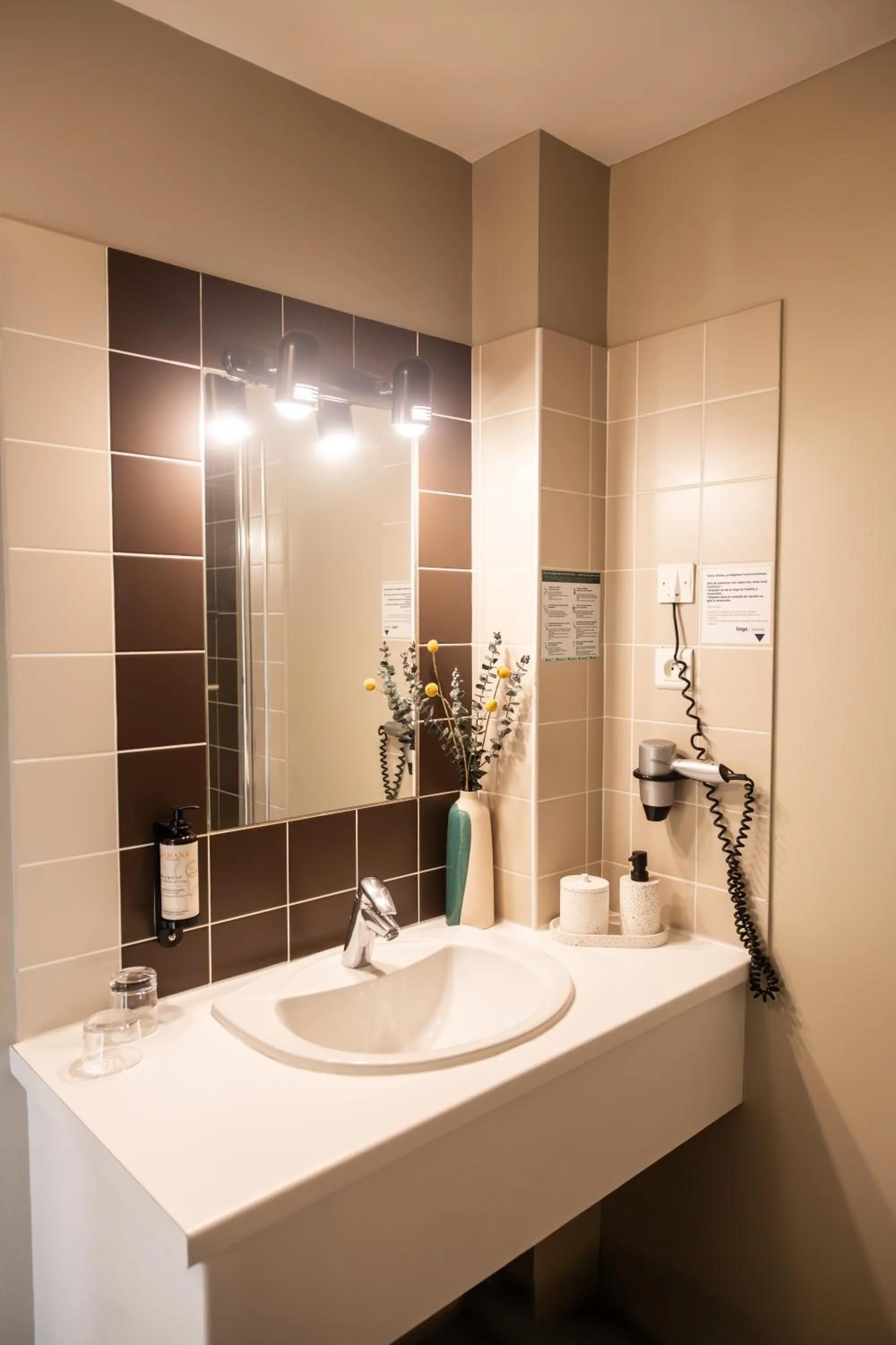 Bathroom in Hôtel les jardins du canal - solaire eco reponsable - piscine - parking - garage - bornes électriques - accueil vélos - kids friendly