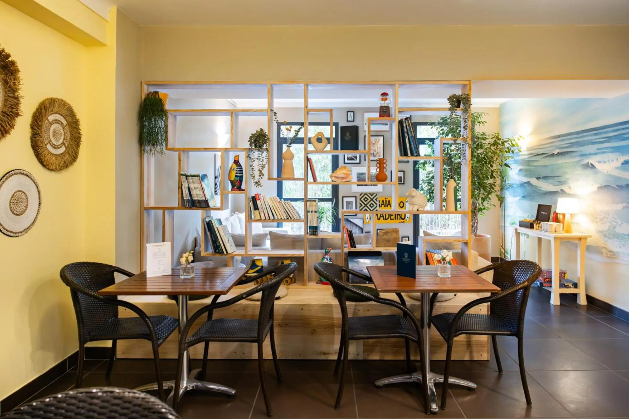 Living room in Hôtel les jardins du canal - solaire eco reponsable - piscine - parking - garage - bornes électriques - accueil vélos - kids friendly