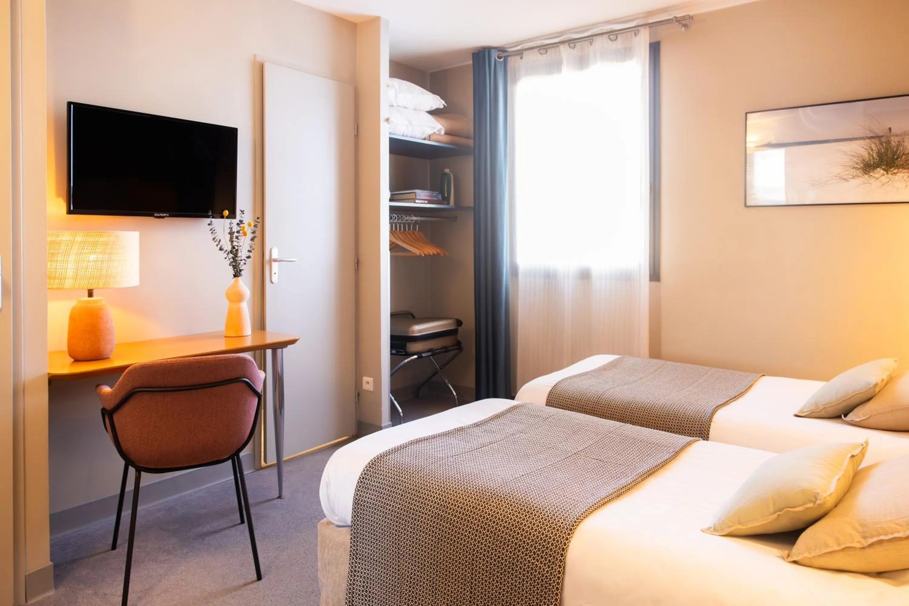 Bedroom, Bed in Hôtel les jardins du canal - solaire eco reponsable - piscine - parking - garage - bornes électriques - accueil vélos - kids friendly