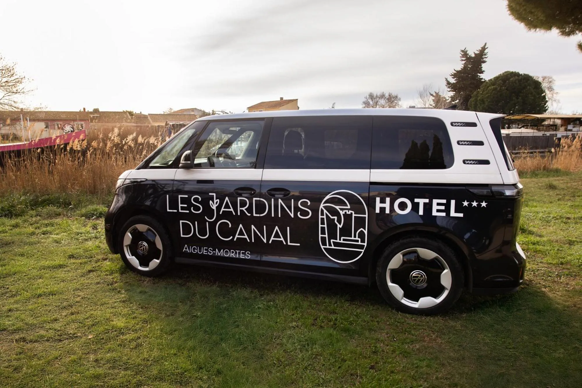 shuttle in Hôtel les jardins du canal - solaire eco reponsable - piscine - parking - garage - bornes électriques - accueil vélos - kids friendly