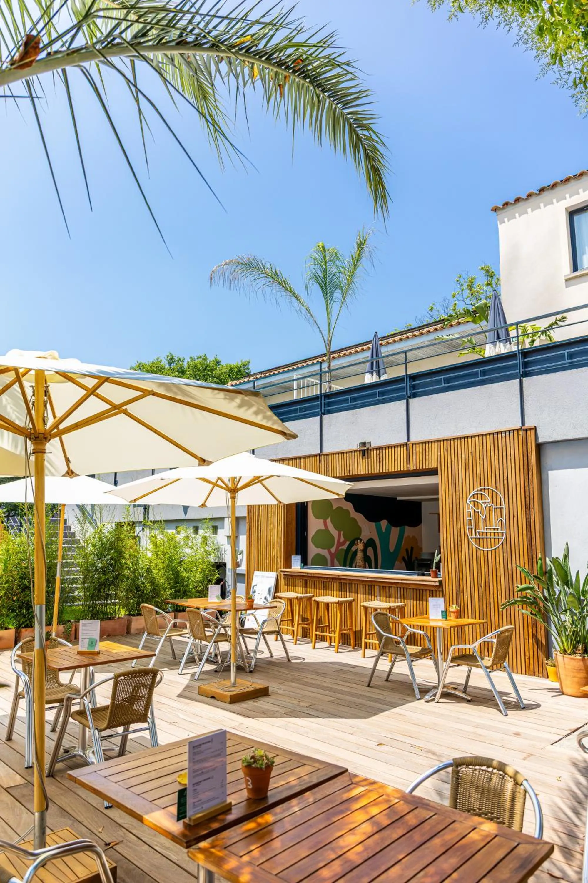 Patio in Hôtel les jardins du canal - piscine chauffée - solaire eco responsable - parking - garage - bornes électriques - accueil vélos - kids friendly