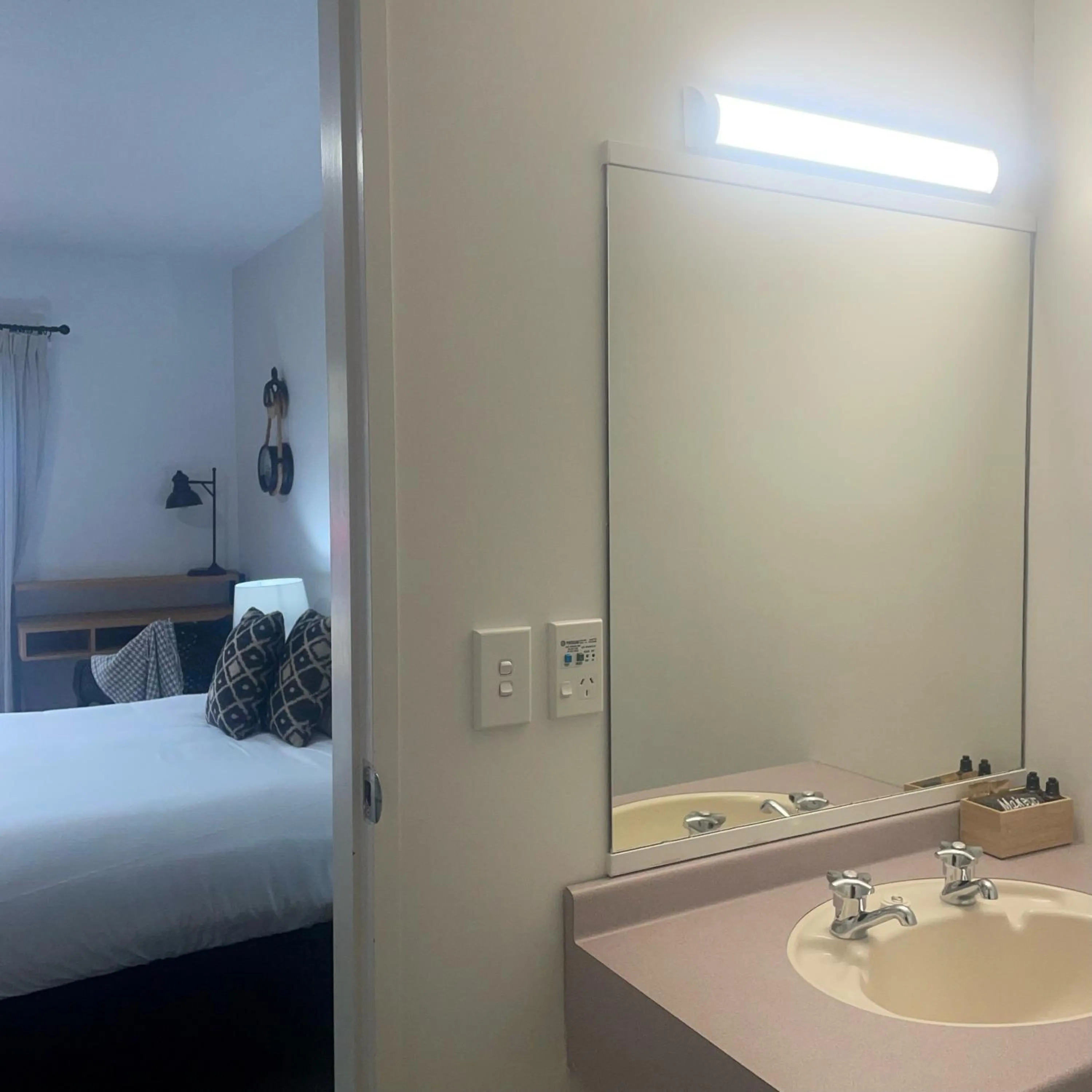 Bathroom, Bed in Apex Motorlodge