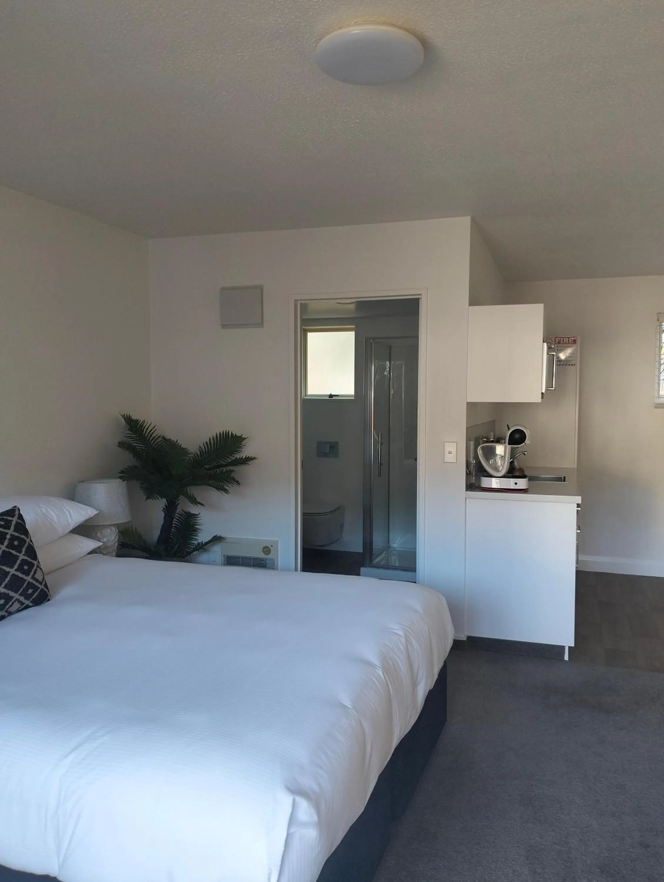 Photo of the whole room, Bed in Apex Motorlodge