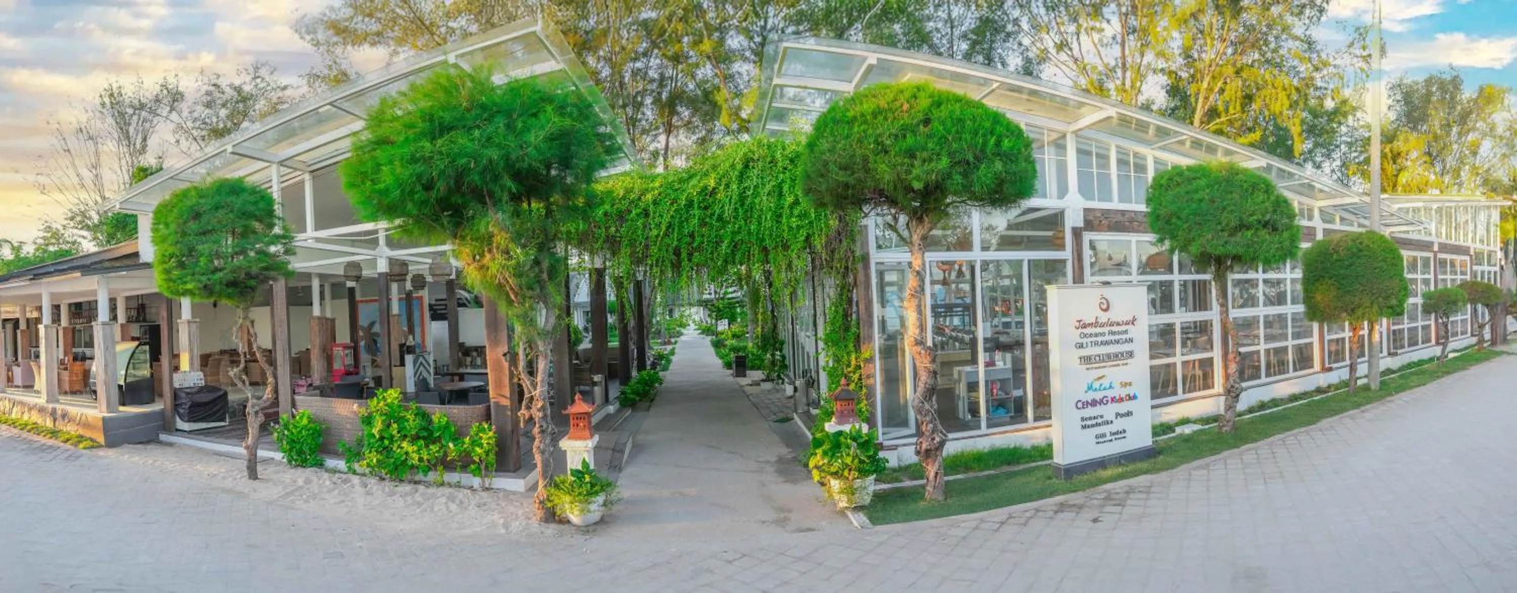 Facade/entrance in Jambuluwuk Oceano Gili Trawangan