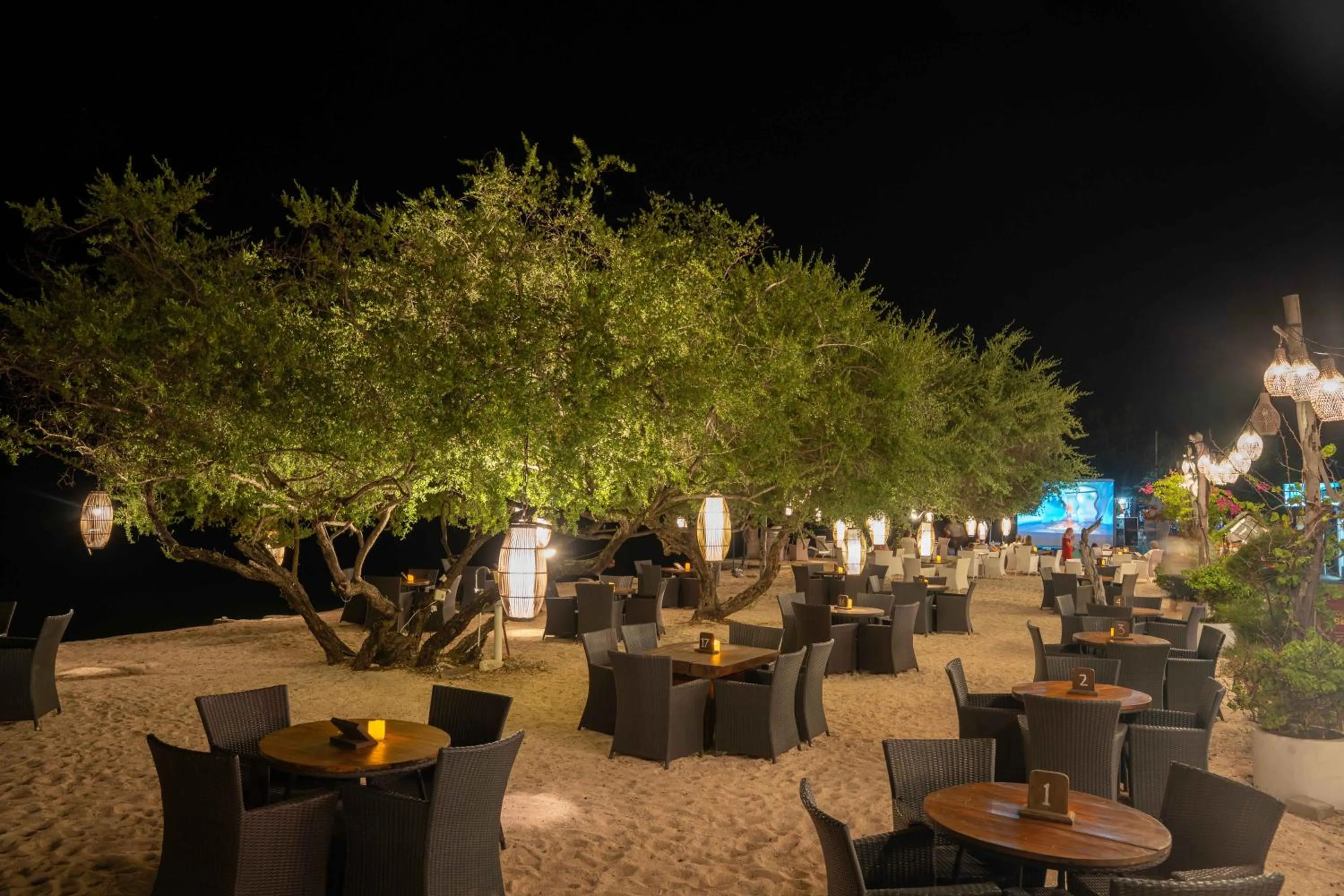 Evening entertainment in Jambuluwuk Oceano Gili Trawangan