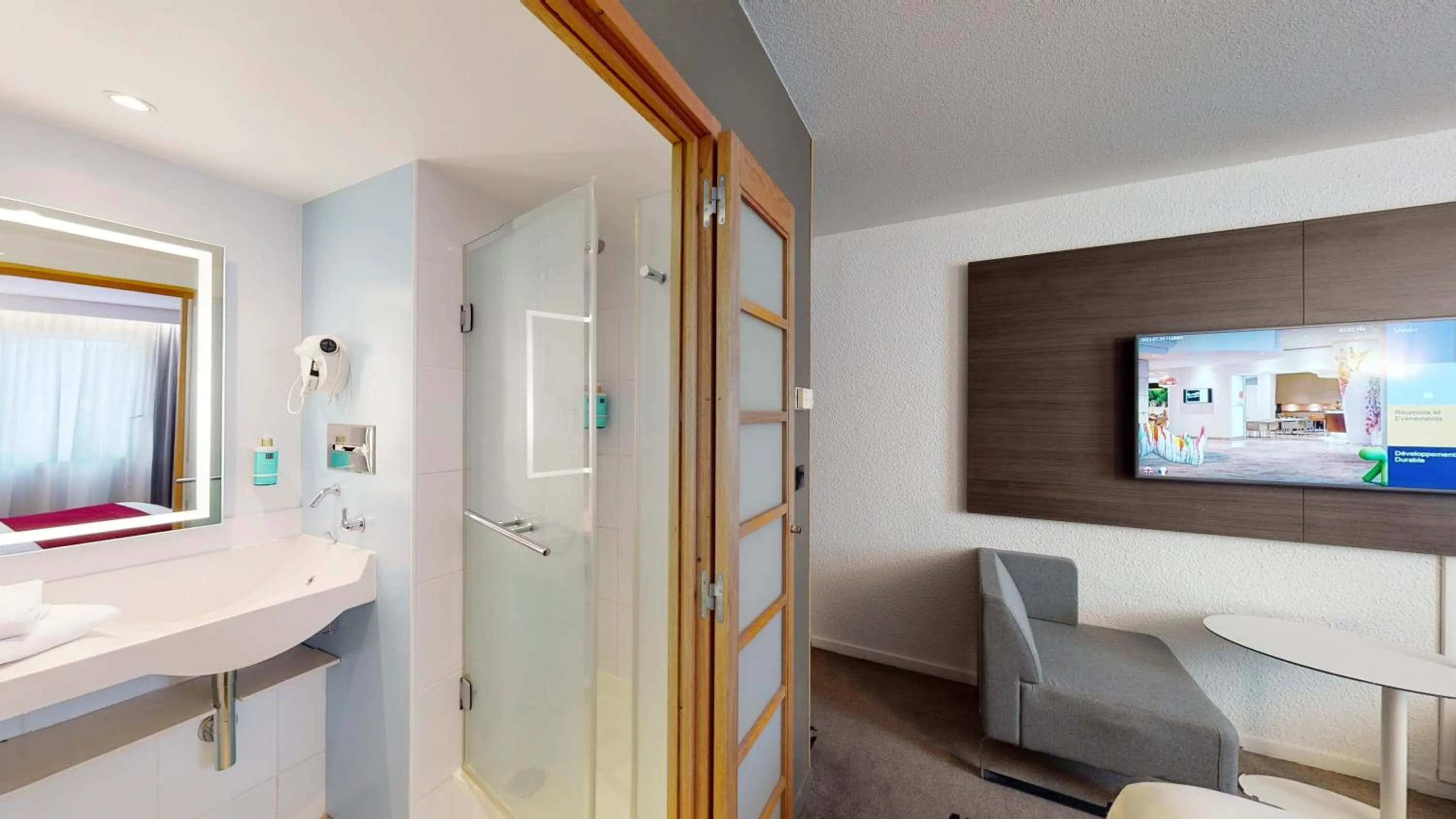 Bathroom in Novotel Lyon Gerland Musée des Confluences