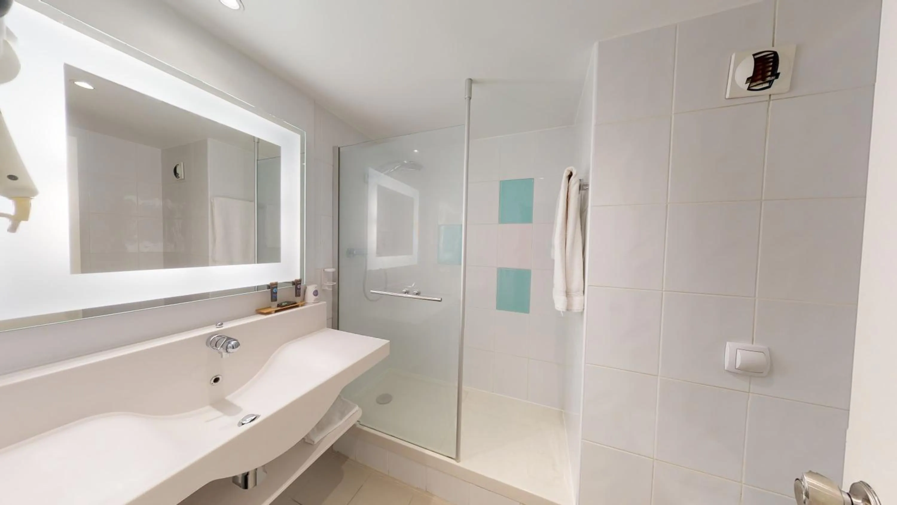 Bathroom in Novotel Lyon Gerland Musée des Confluences