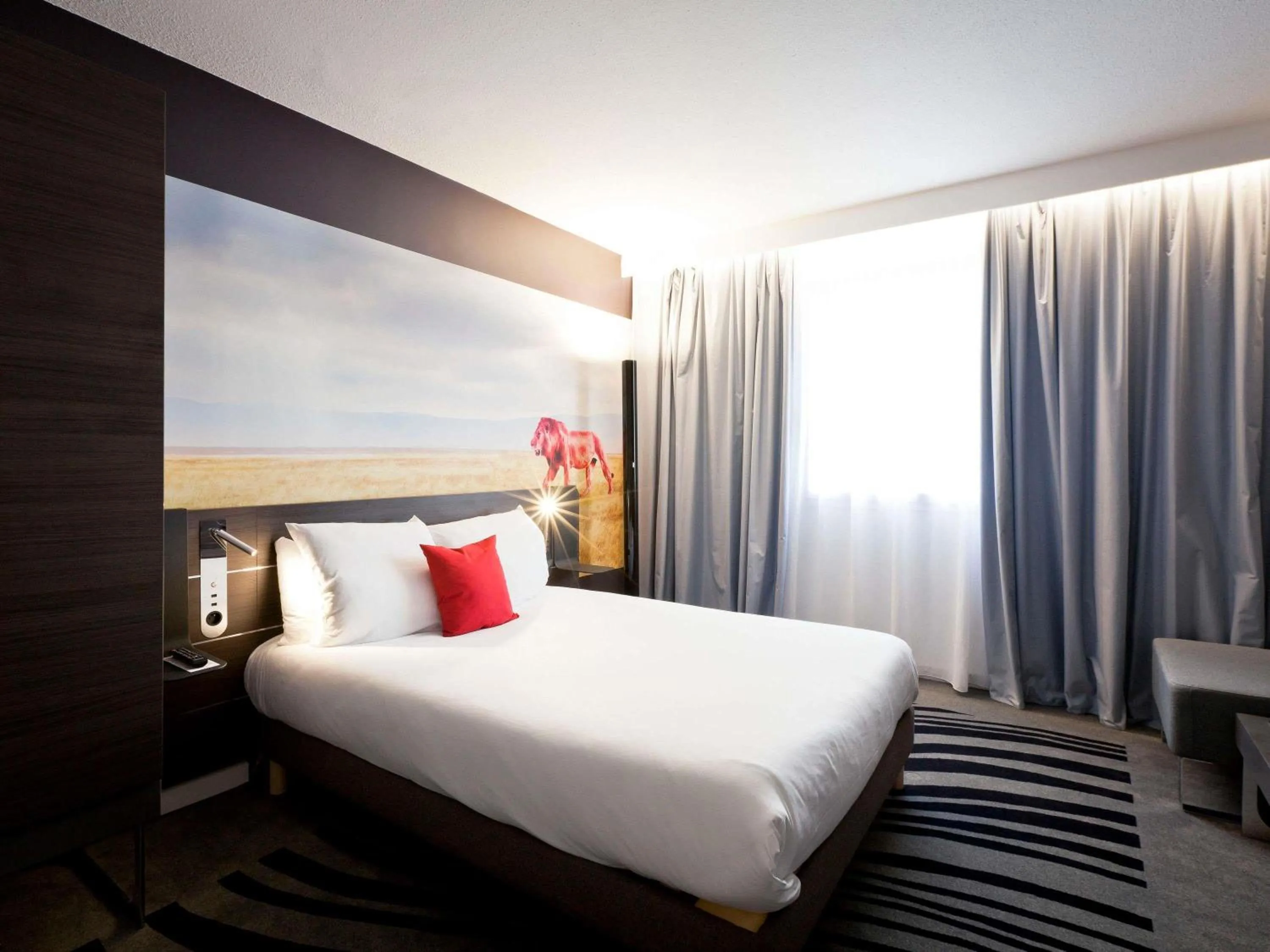 Bedroom, Bed in Novotel Lyon Gerland Musée des Confluences